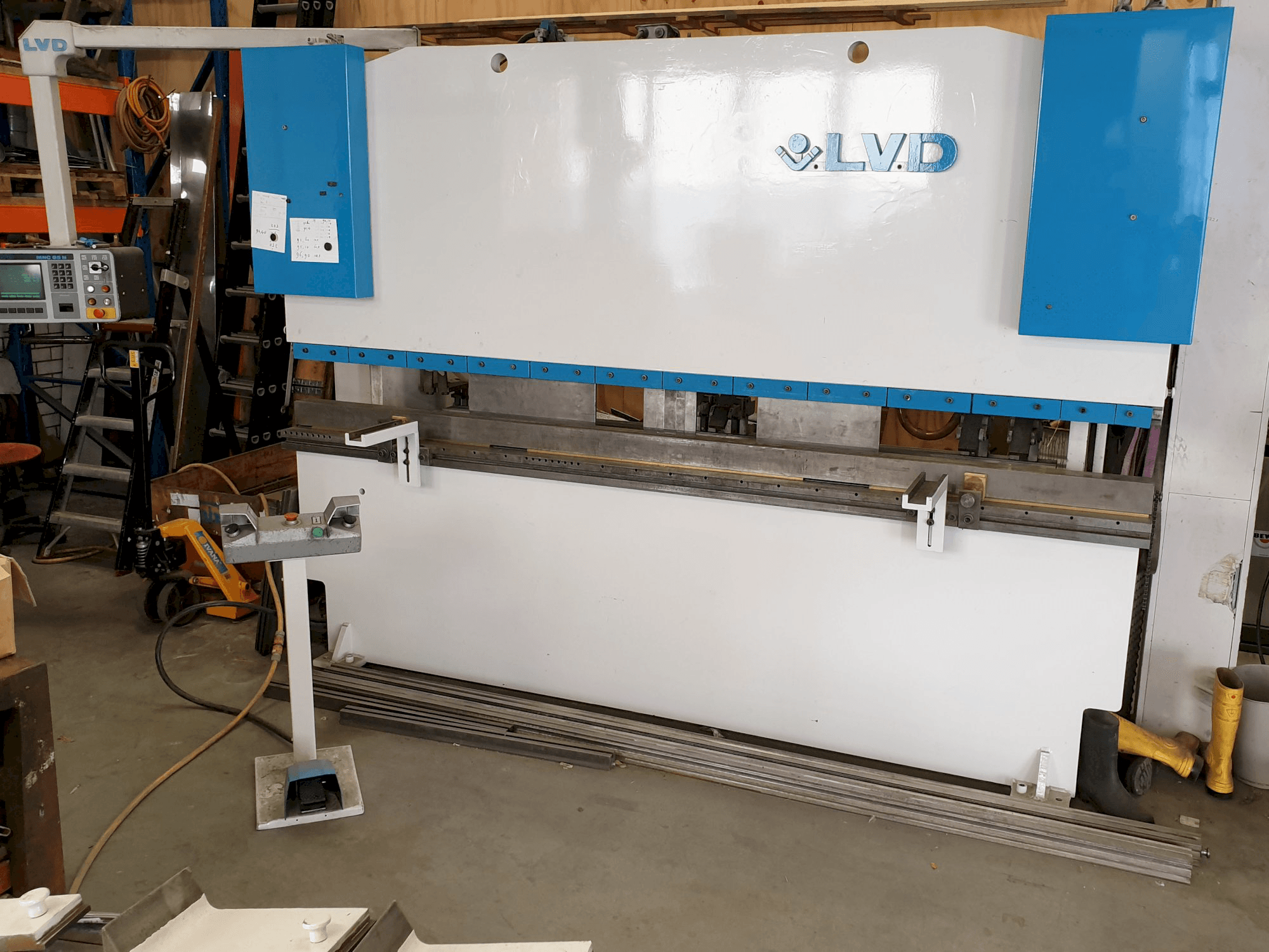 Pravý pohled na LVD PPI 135/30 stroj