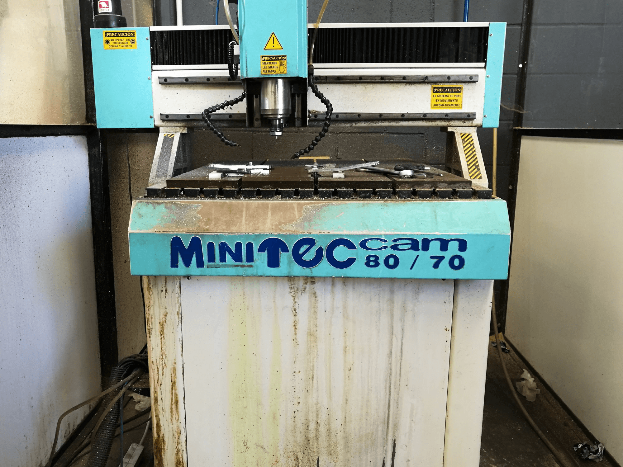 Čelní pohled na Mini Teccam 8070 stroj
