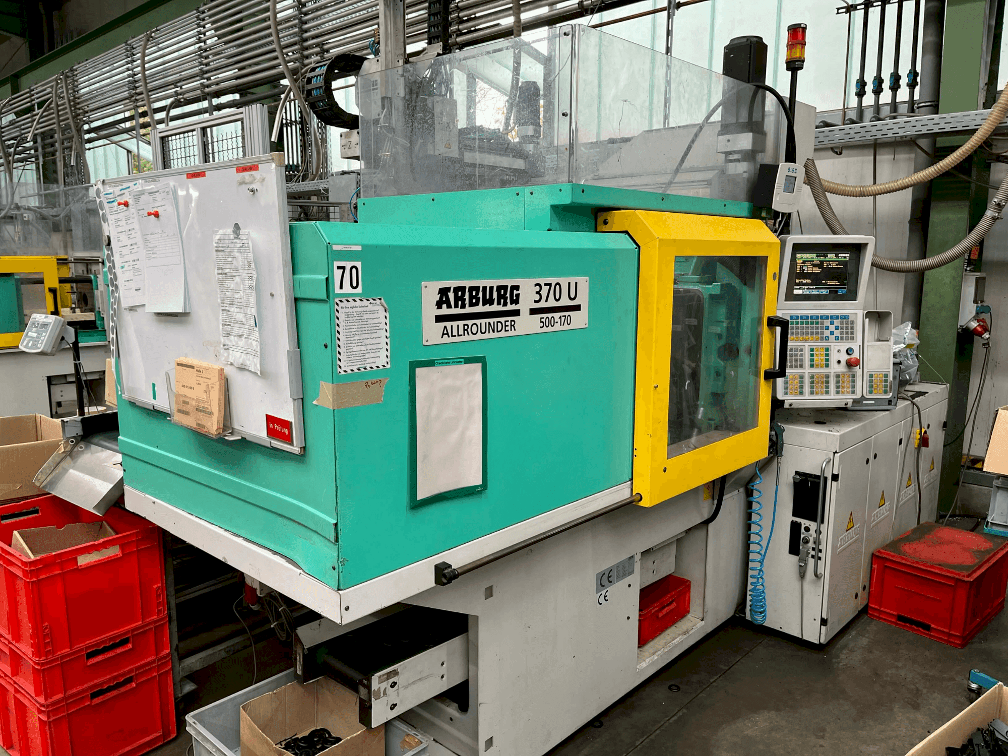 Čelní pohled na Arburg Allrounder 370-50 U stroj
