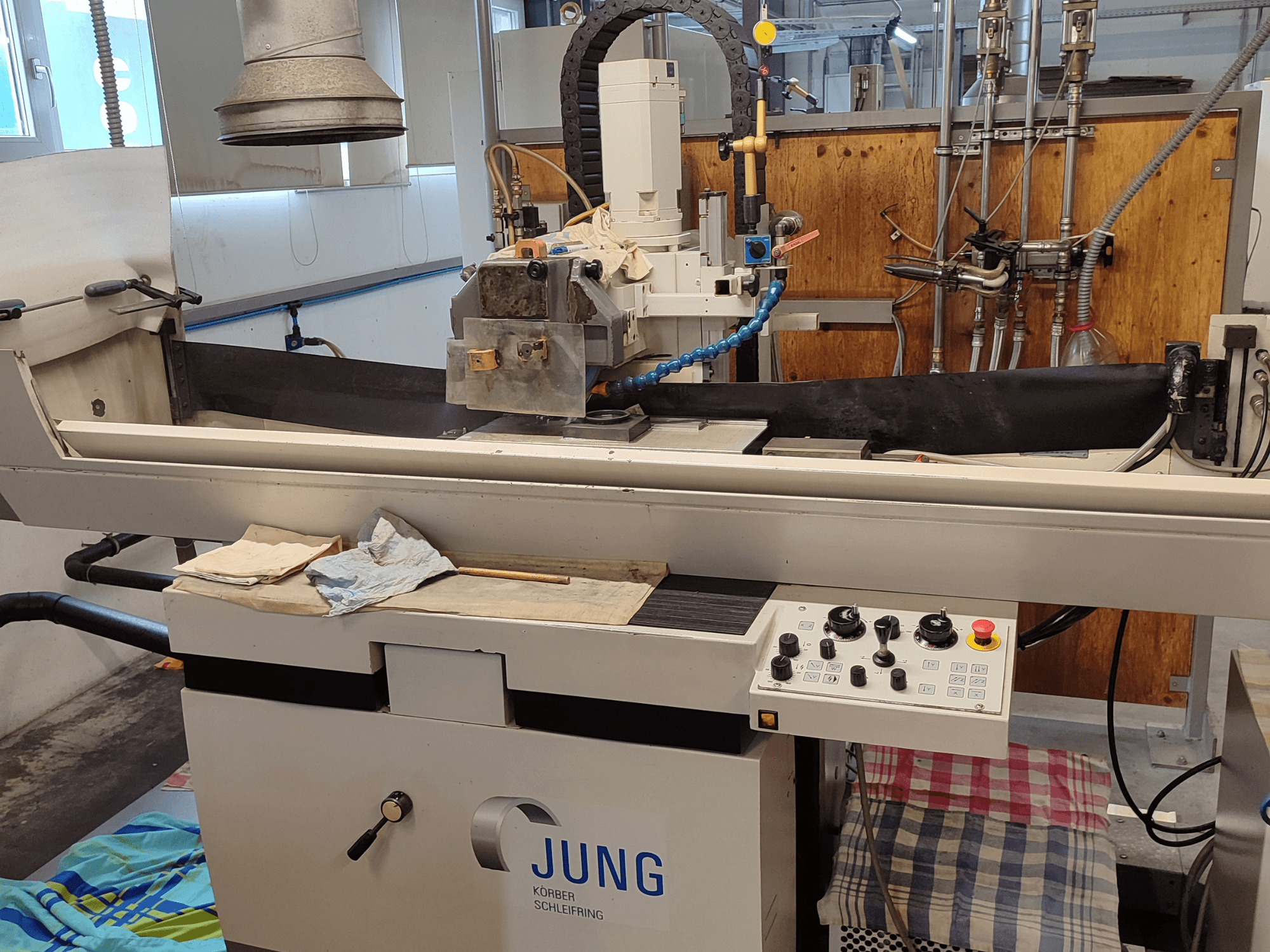 Povrchová bruska BLOHM JUNG JE 525 P, pohled zepředu, ovládací prvky a nastavení brusného kotouče.