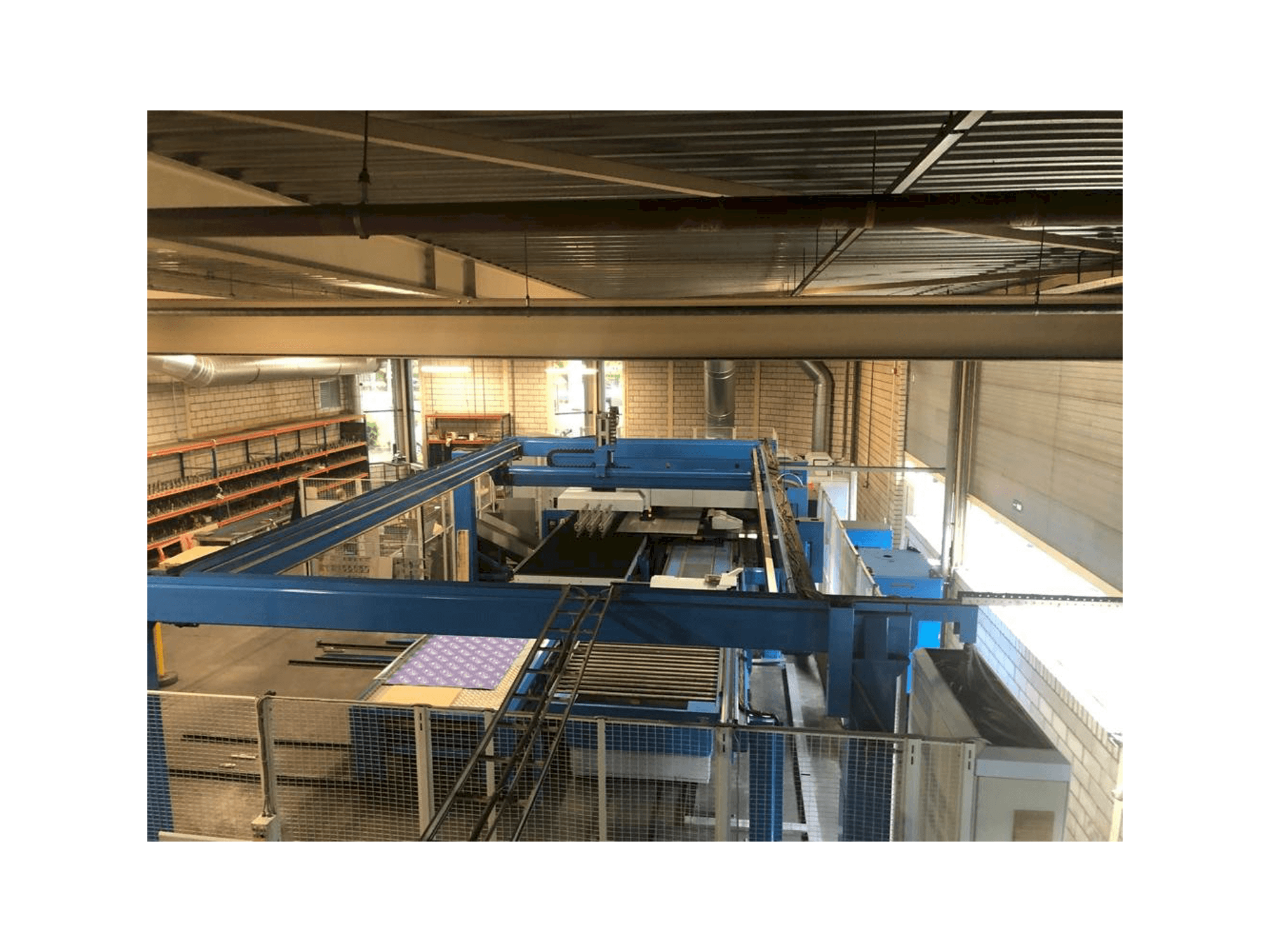 Čelní pohled na Finn-Power LB 6 UVH stroj