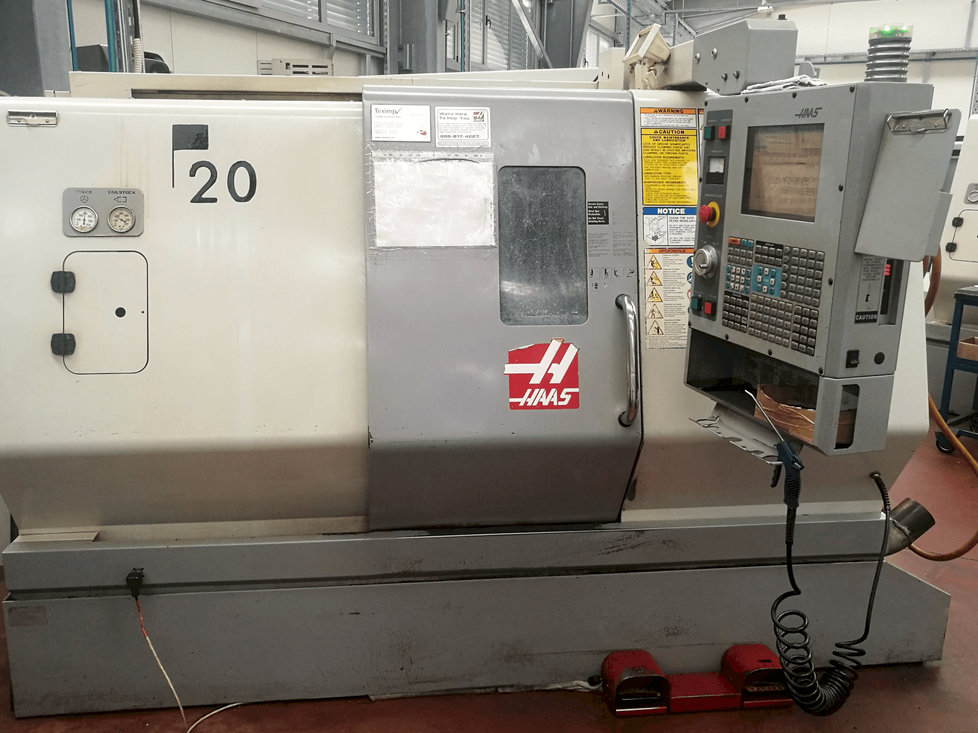 Čelní pohled na HAAS SL-20THE stroj