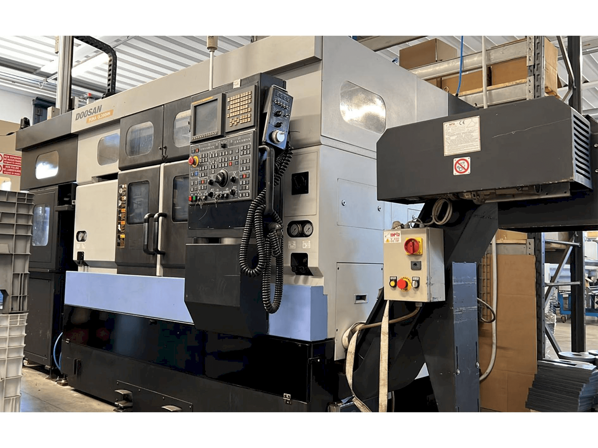 Čelní pohled na Doosan Puma QL 200HM stroj