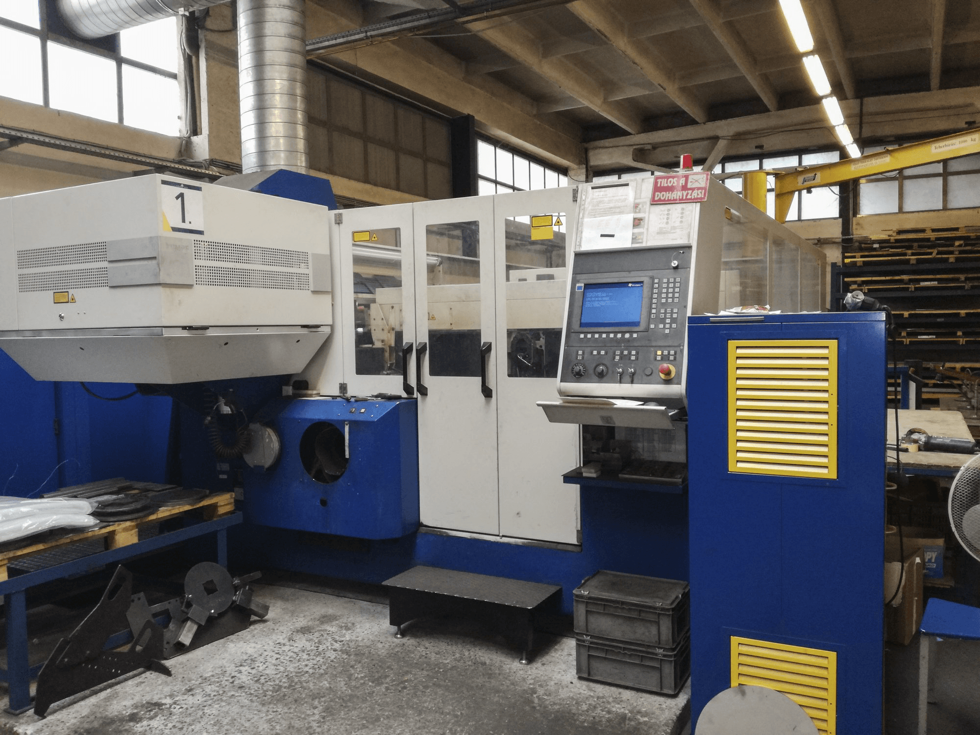 Pravý pohled na Trumpf TruLaser L3030 stroj