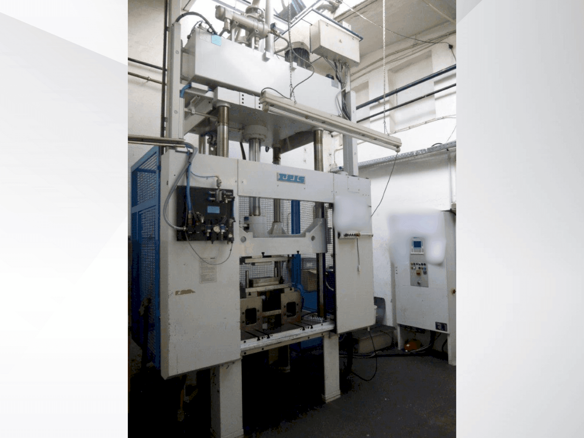 Čelní pohled na Reis SEP10-30 DIII stroj