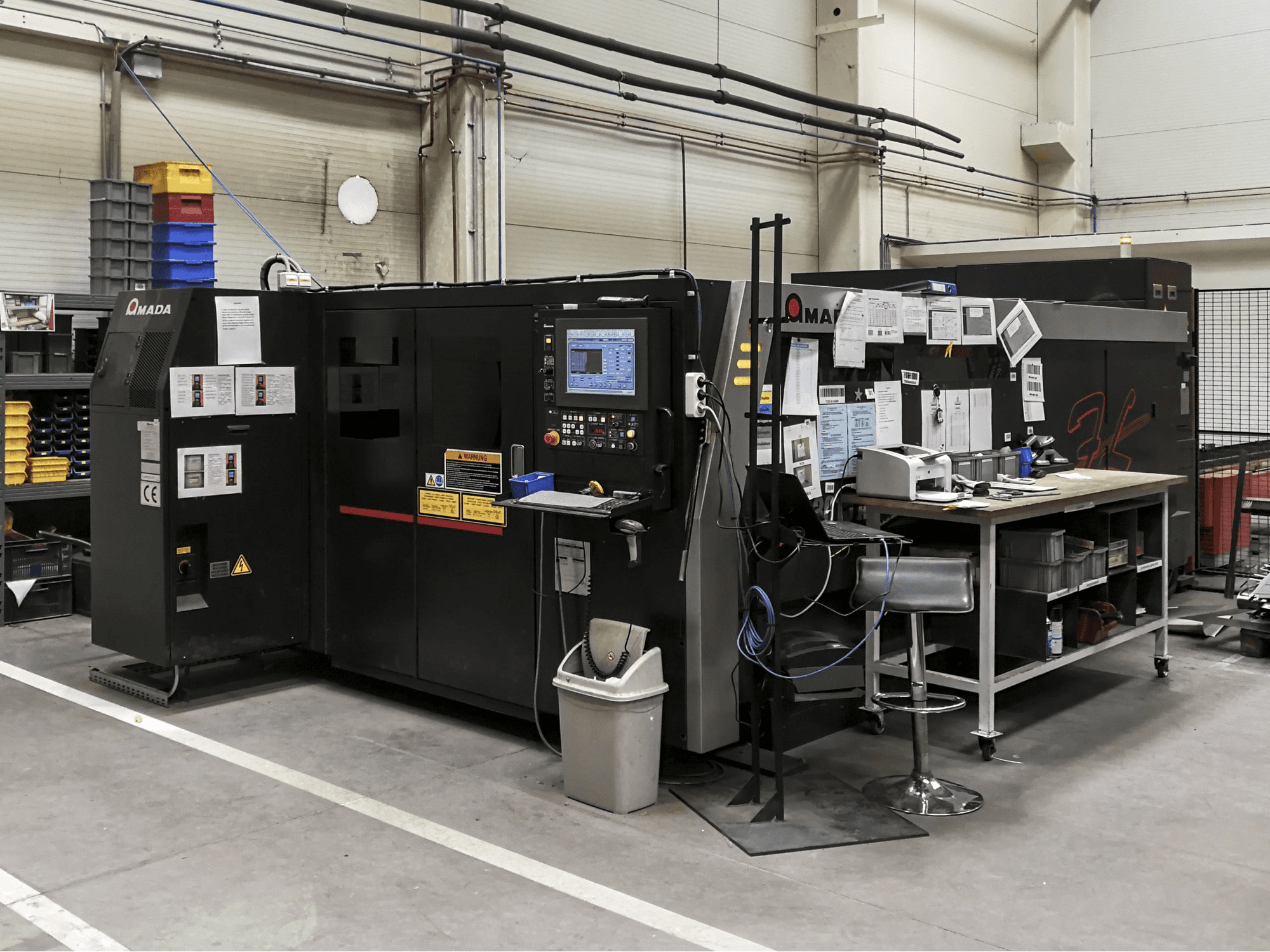 Pravý pohled na AMADA LCG-3015 AJ stroj