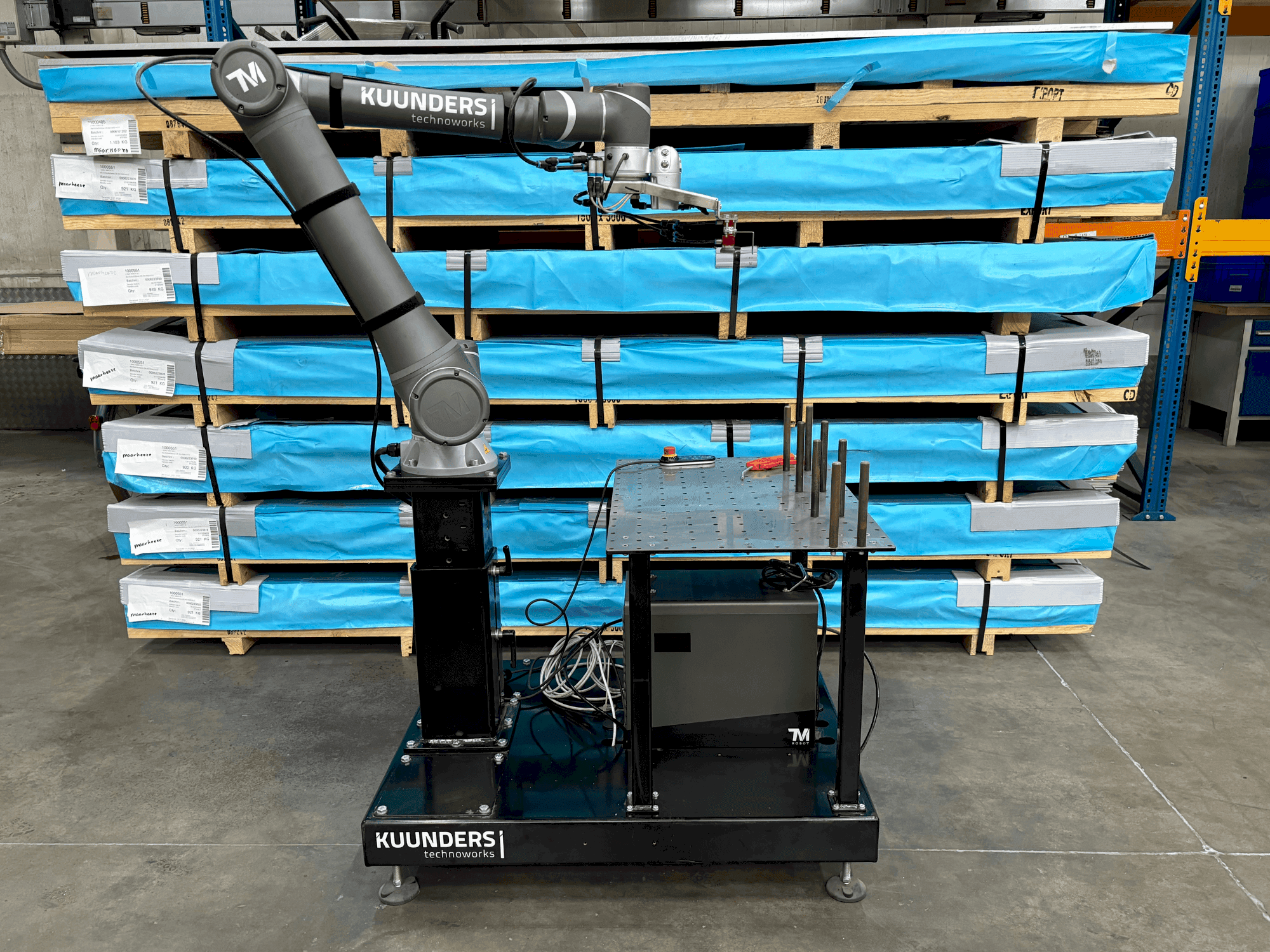 Čelní pohled na TECHMAN ROBOT TM12 stroj