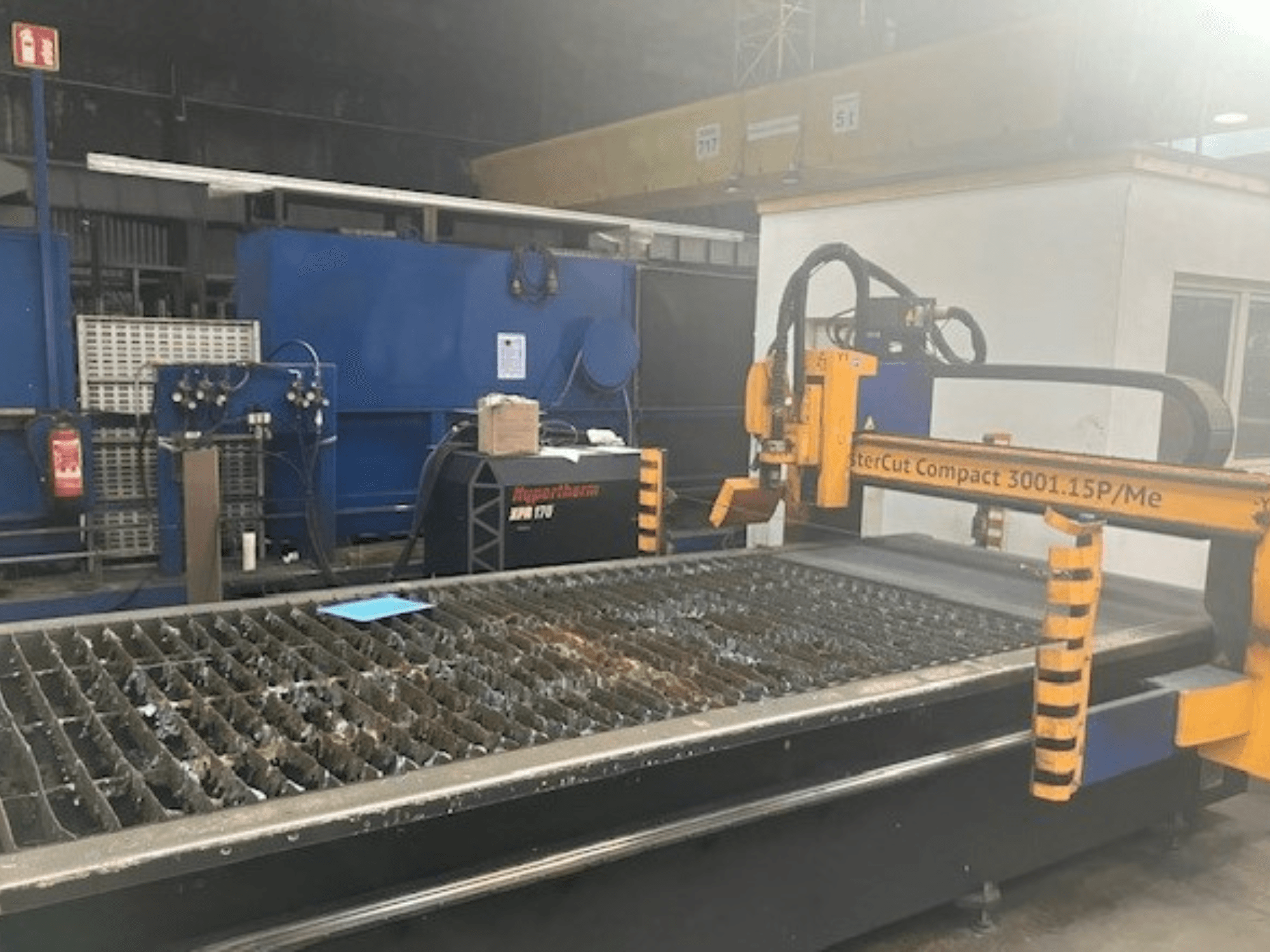 Plazmový řezací stroj Hypertherm MasterCut Compact 3001.15P/Me v bočním pohledu, řezací stůl a ovládací panel.