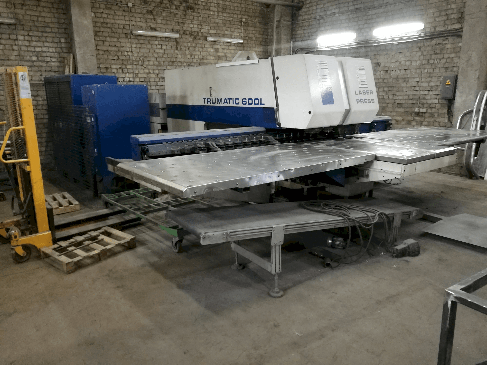 Čelní pohled na Trumpf Trumatic 600L stroj