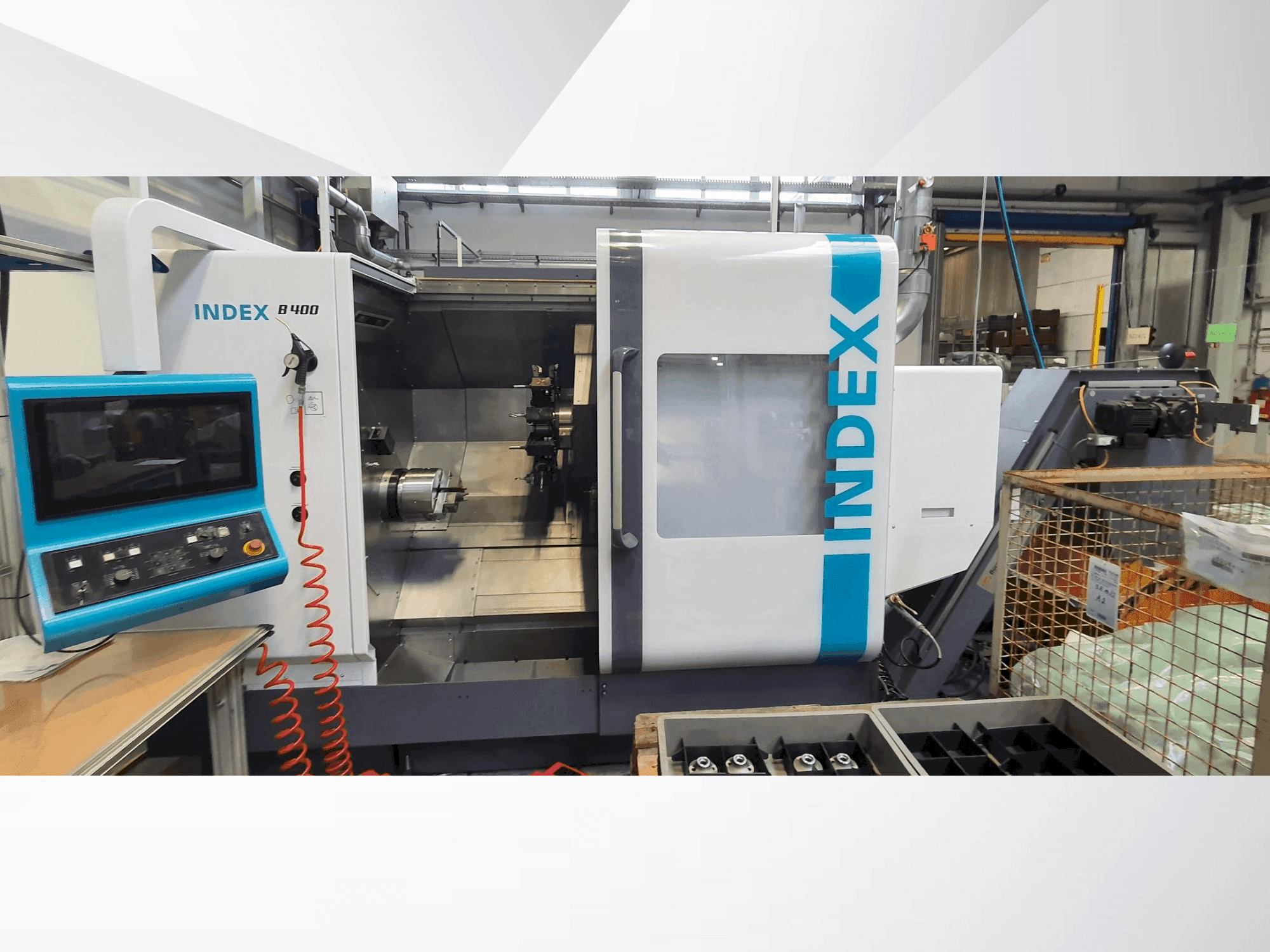 Čelní pohled na Index B400 stroj