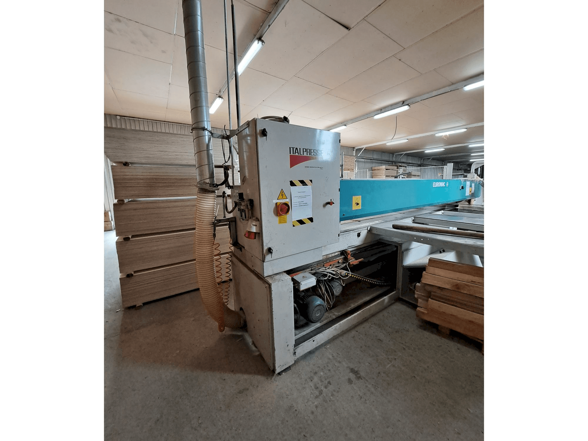 Čelní pohled na Euromac Logica Pinze 4500 stroj