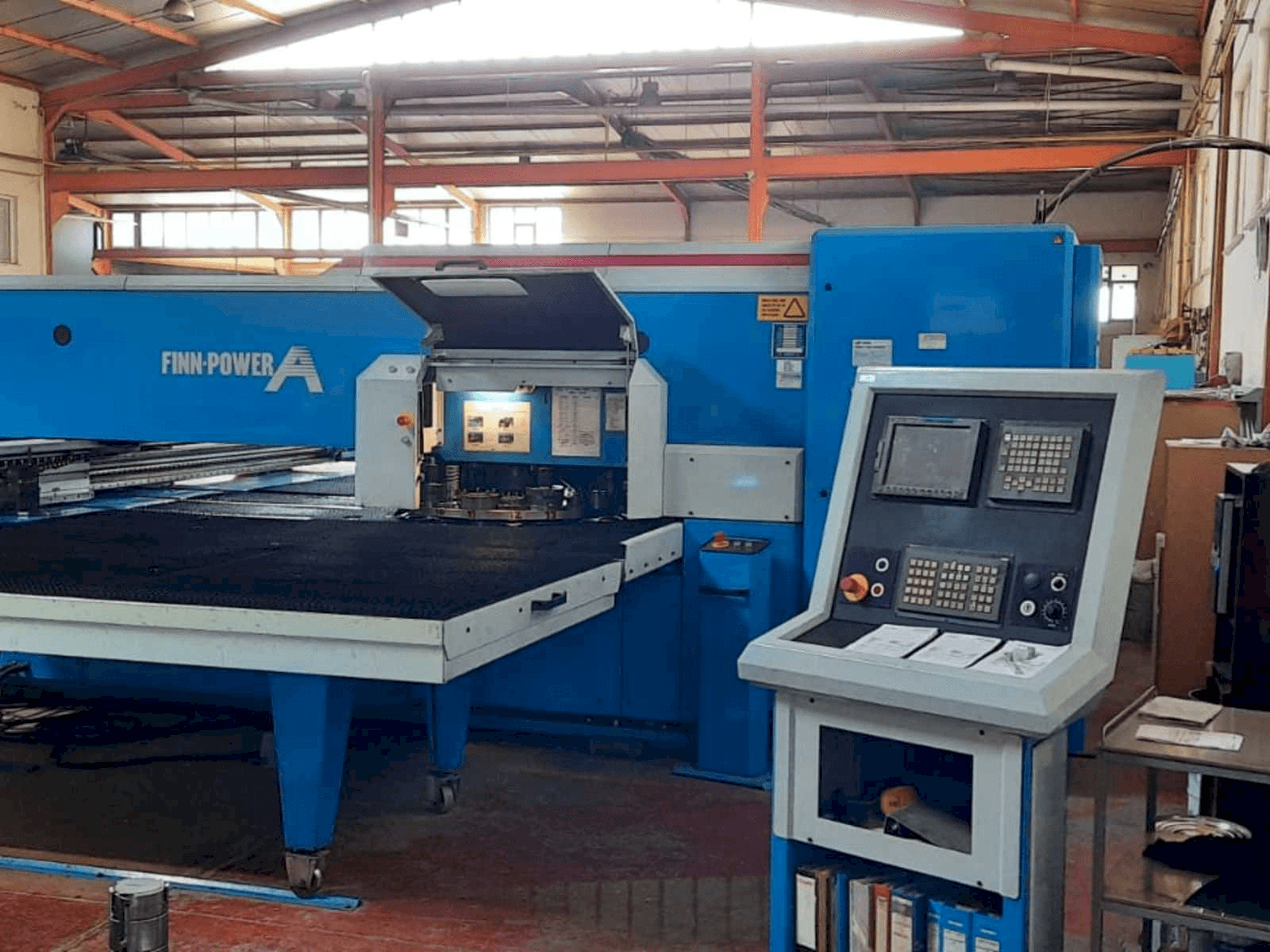 Čelní pohled na Finn-Power A525F stroj