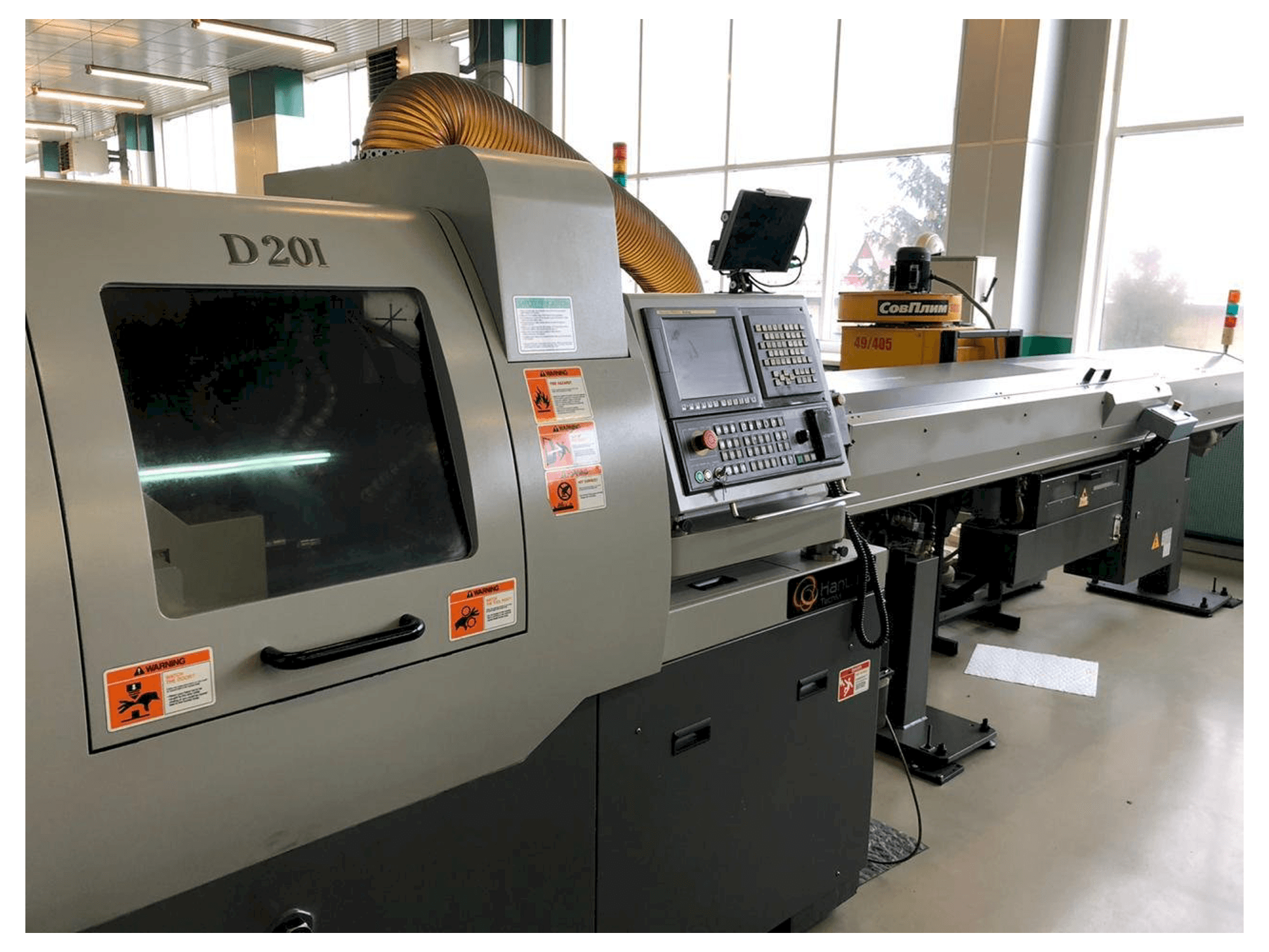 Čelní pohled na Hanwha XD20M stroj