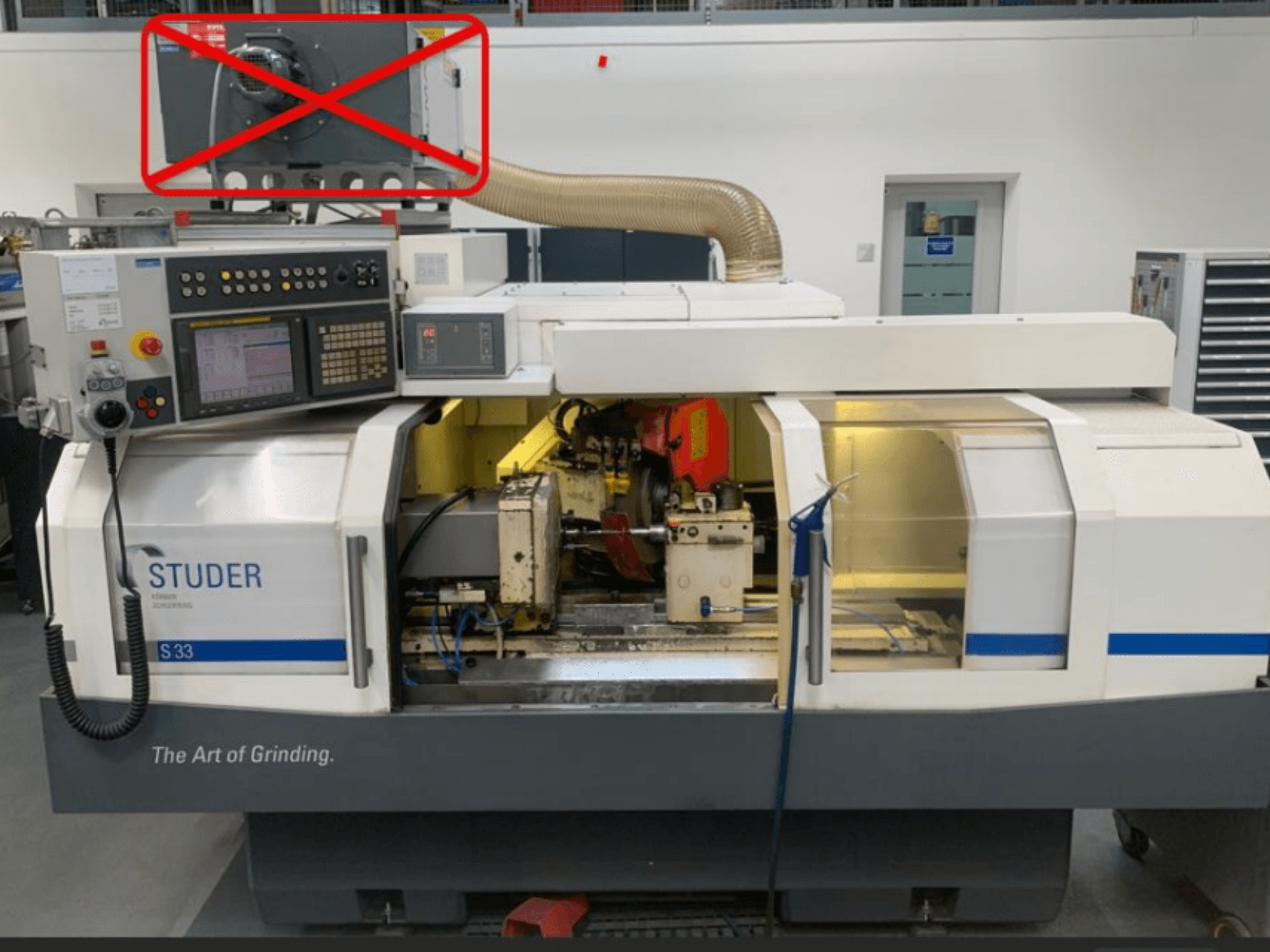 Bruska na kulato Studer S33, čelní pohled zobrazující ovládací panel a brusné komponenty s viditelnými elektrickými přípojkami.