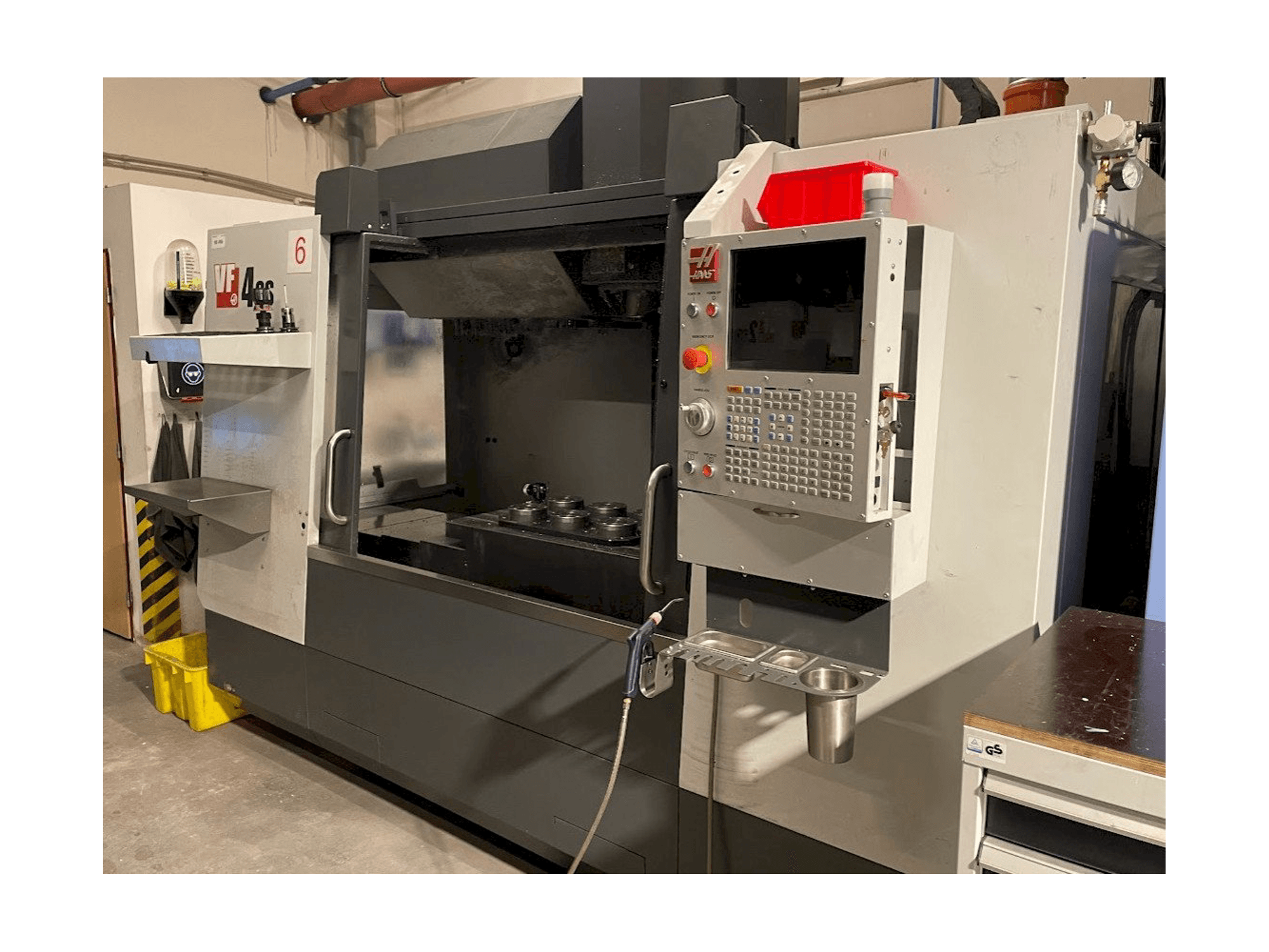 Pravý pohled na HAAS VF-4SS stroj