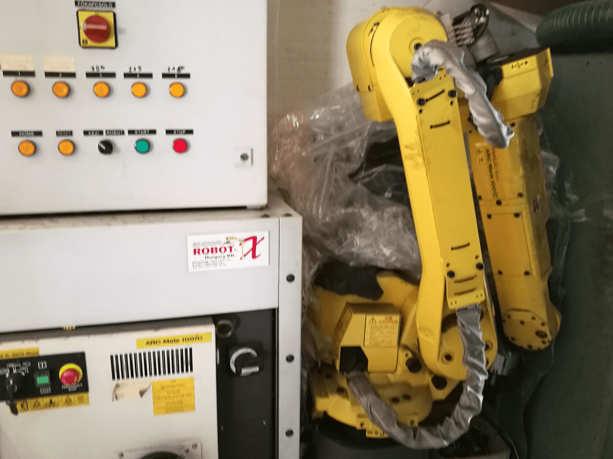 Čelní pohled na FANUC ARC Mate 100iC stroj