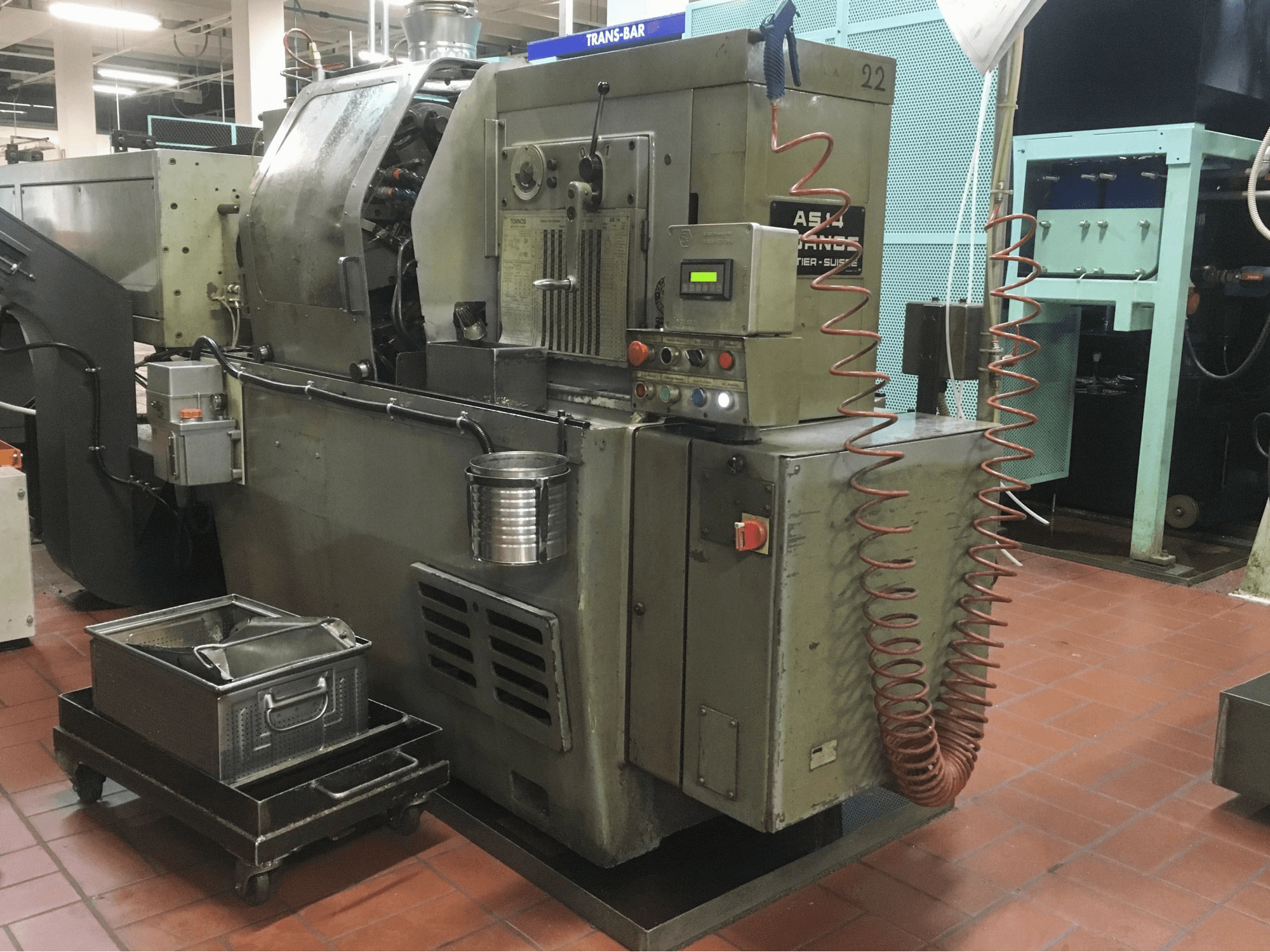 Pravý pohled na Tornos AS-14 stroj