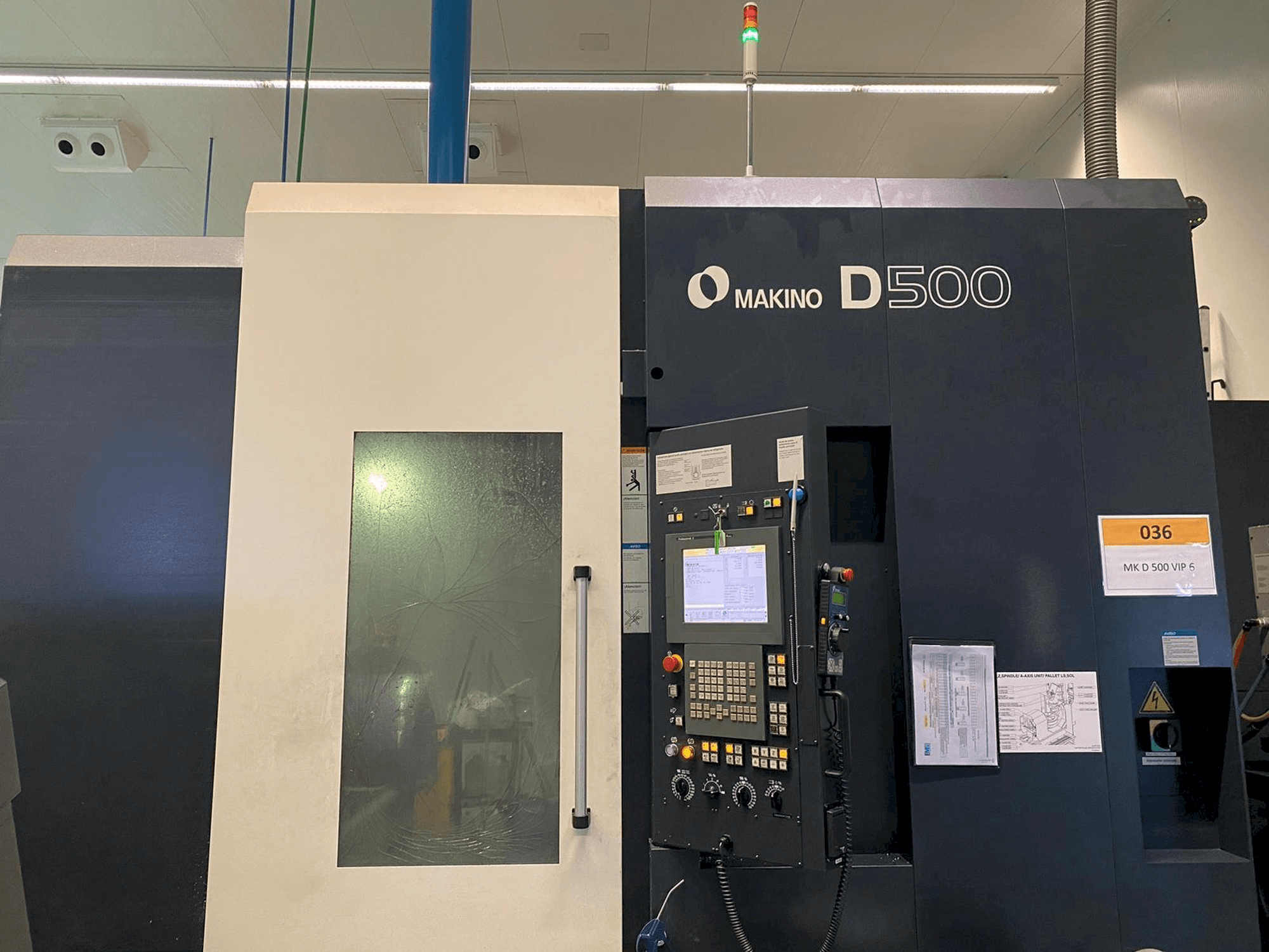 Čelní pohled na Makino D500 stroj
