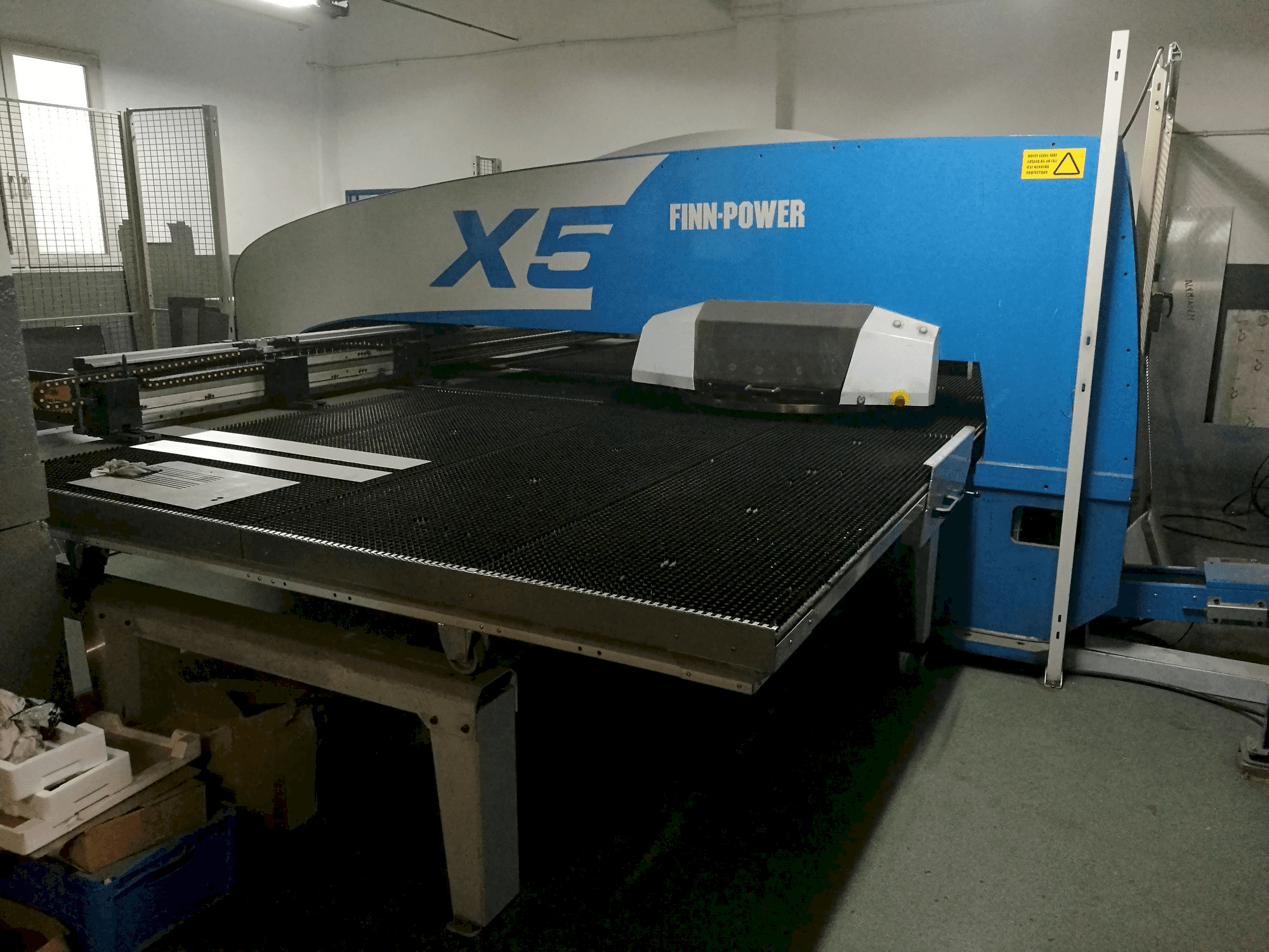 Levý boční pohled na Finn-Power X5 12 06 stroj