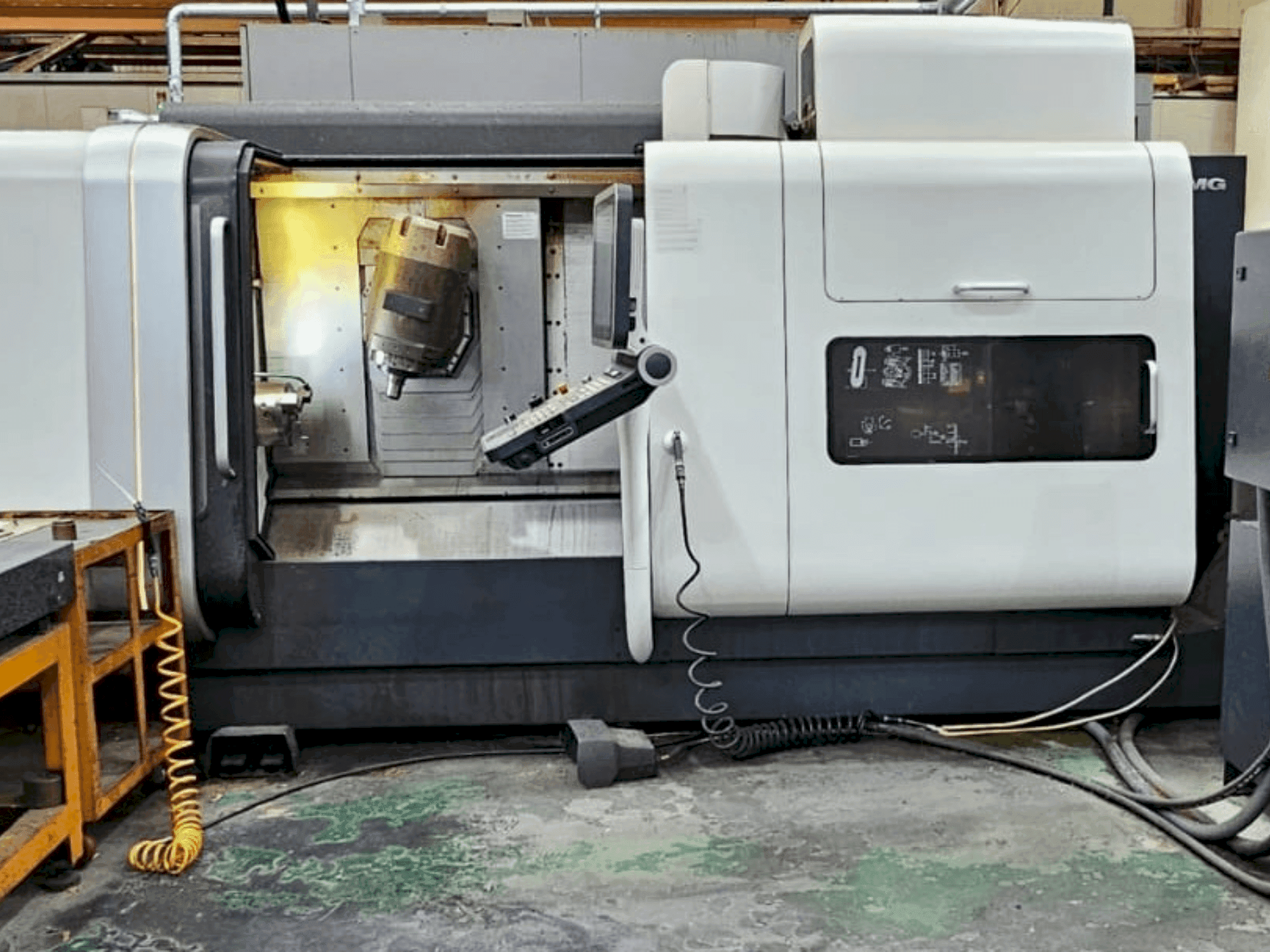 Čelní pohled na DMG MORI CTX 1250 TC stroj