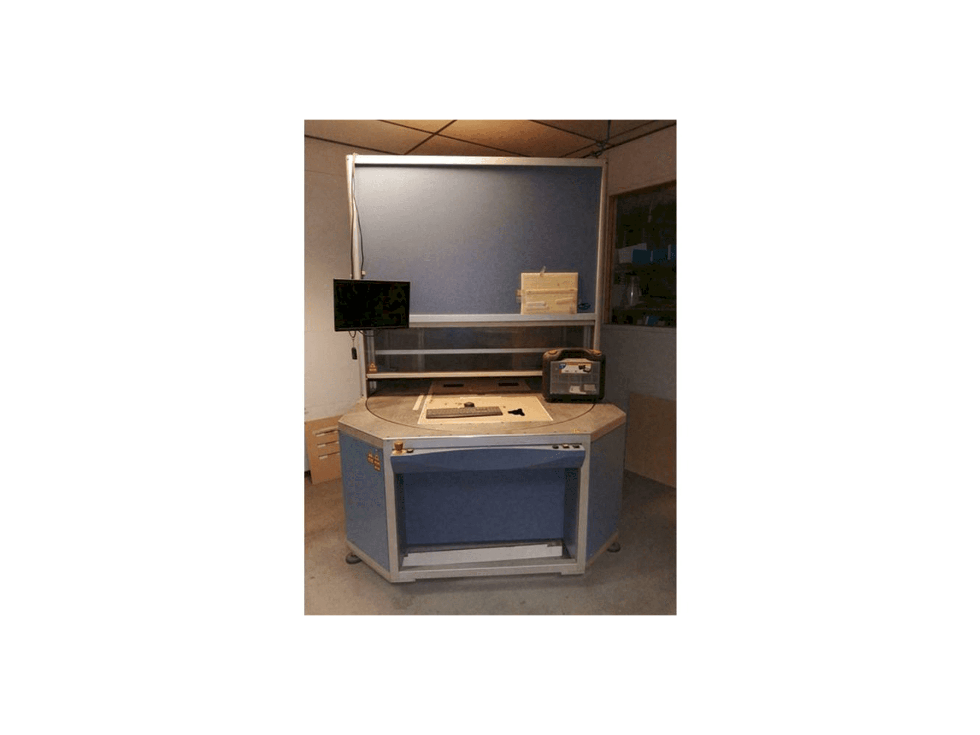 Čelní pohled na SEI Laser INFINITY 5070 stroj