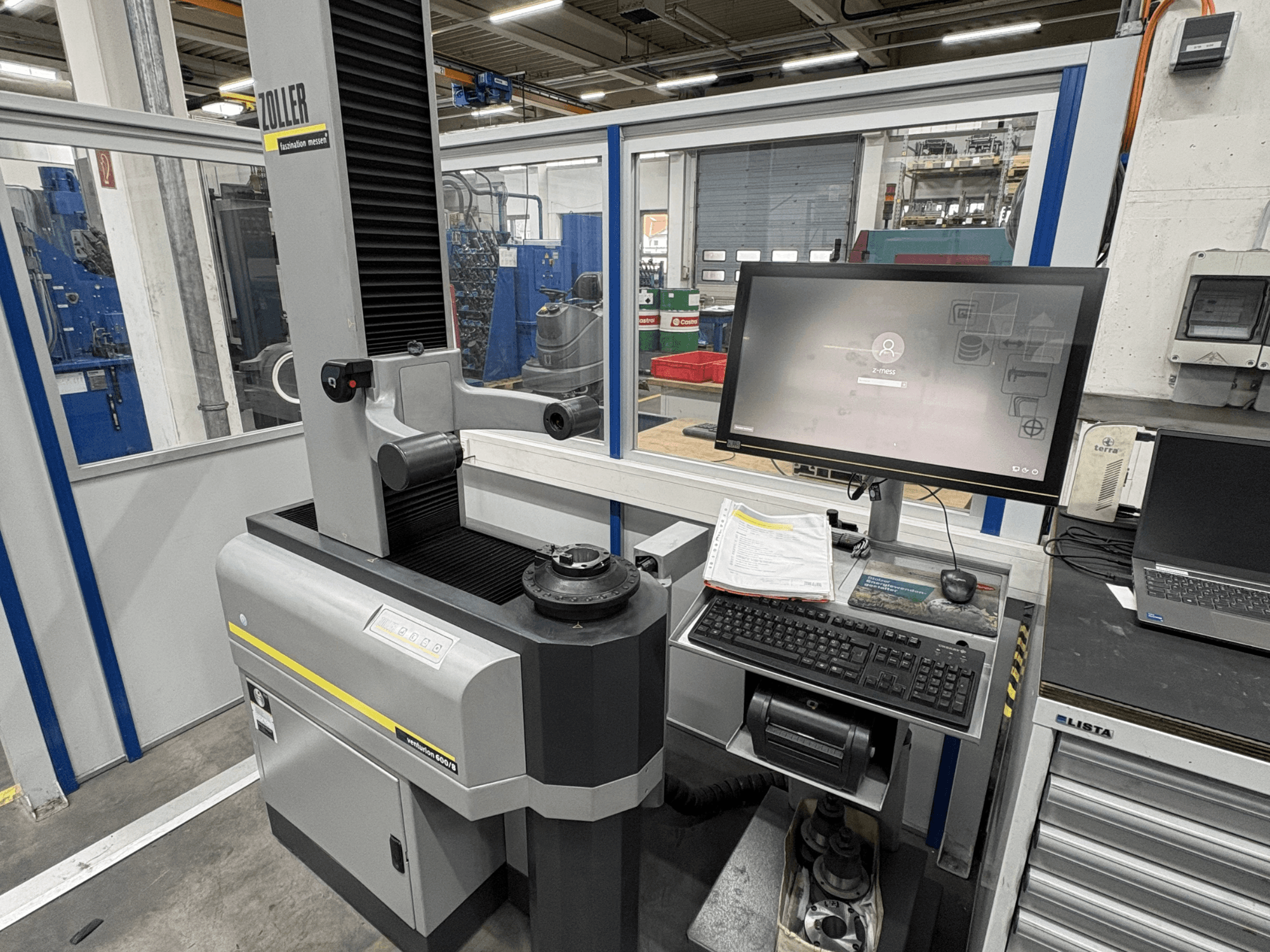 Optický měřicí stroj Zoller Venturion 600/8 v dílně, s monitorem, klávesnicí a měřicí plošinou v bočním pohledu.