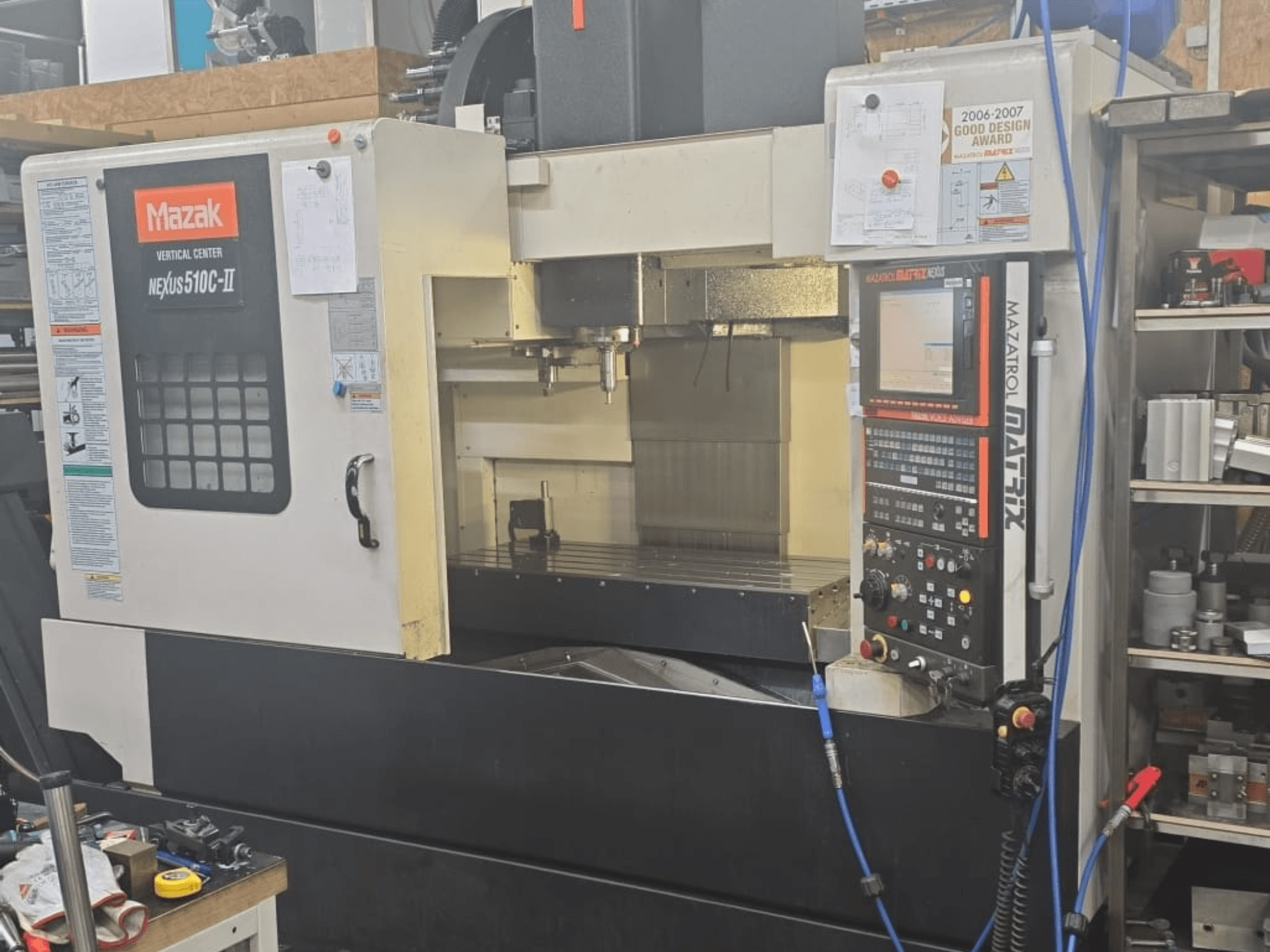 Mazak VERTIKÁLNÍ CENTRUM NEXUS 510C-II, čelní pohled zobrazující ovládací panel, obráběcí plochu a provozní funkce.