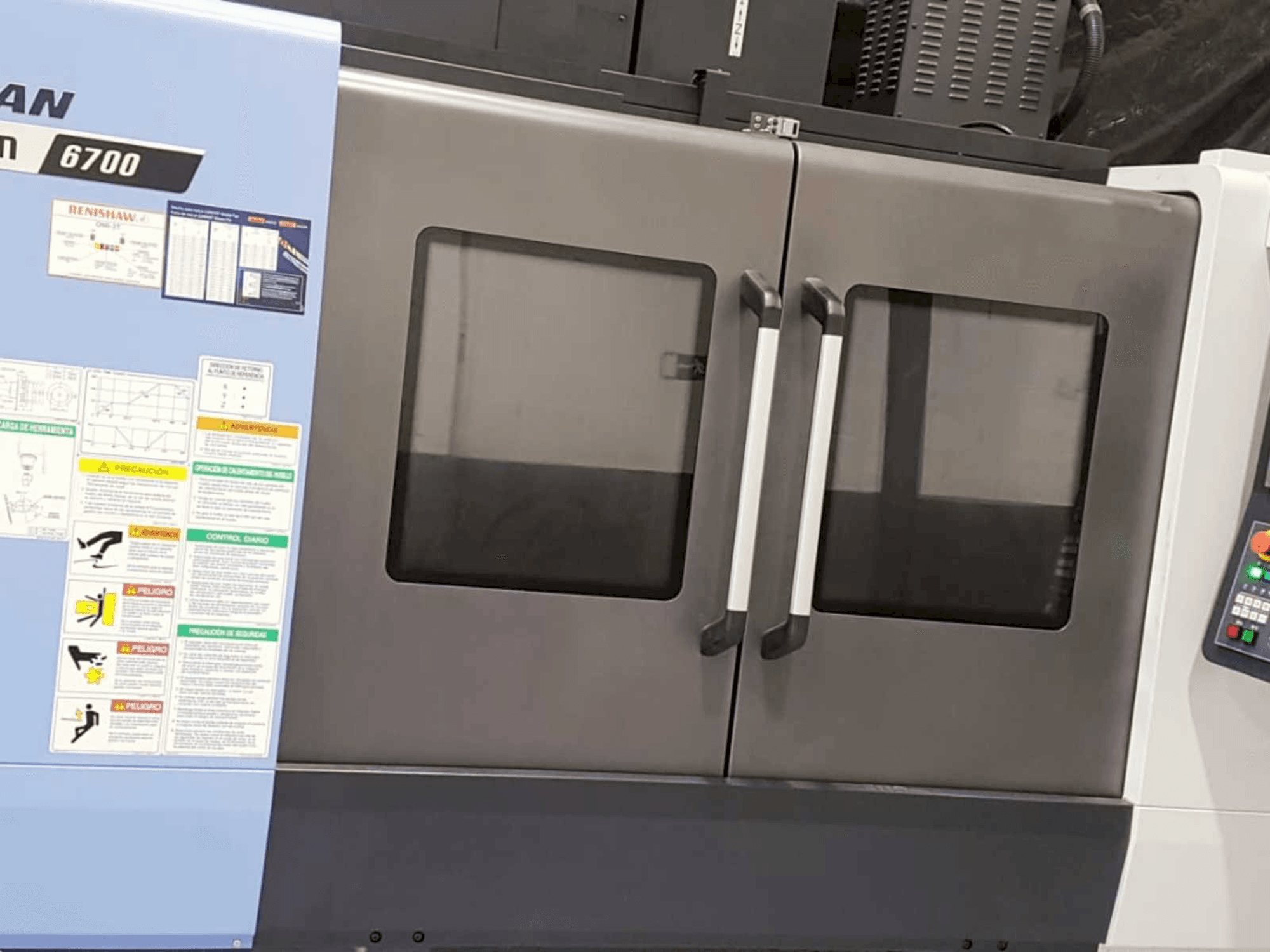 Čelní pohled na Doosan DNM 6700 stroj