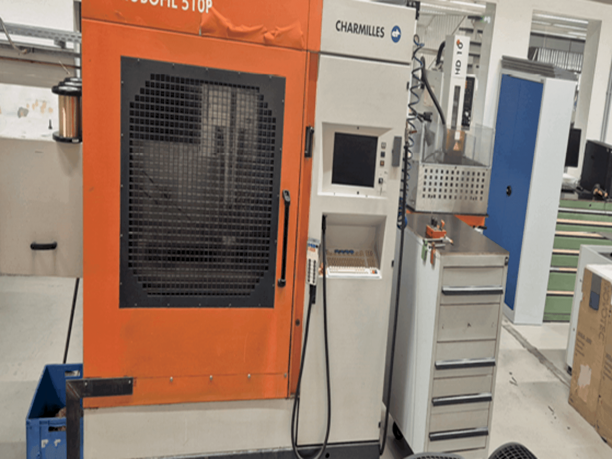 Čelní pohled na CHARMILLES Robofil 51 stroj