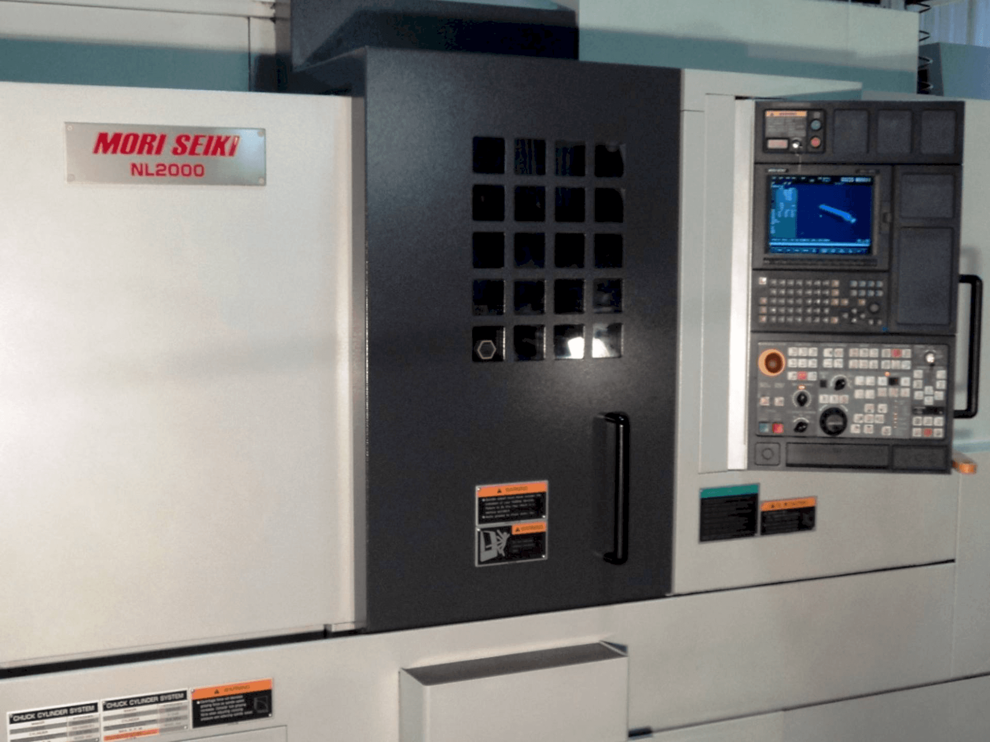 Čelní pohled na MORI SEIKI NL 2000 SY stroj