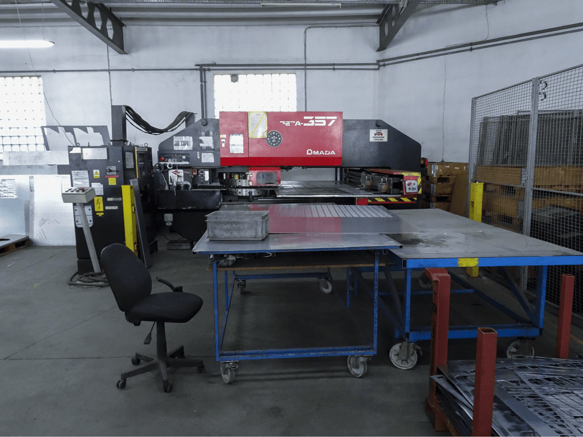 Čelní pohled na AMADA PEGA 357 stroj