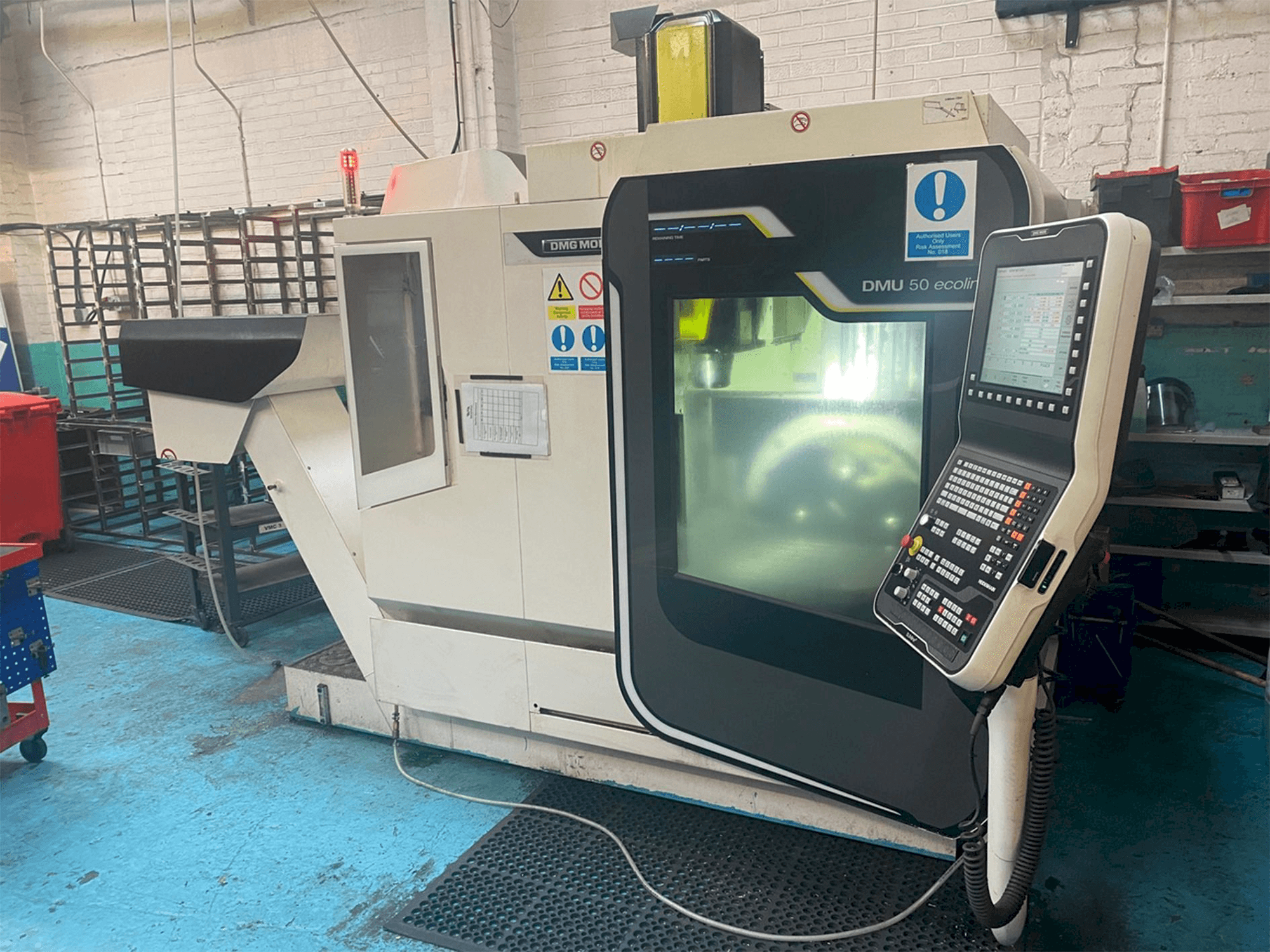 Čelní pohled na DMG DMU Ecoline 50 5 Axis VMC stroj