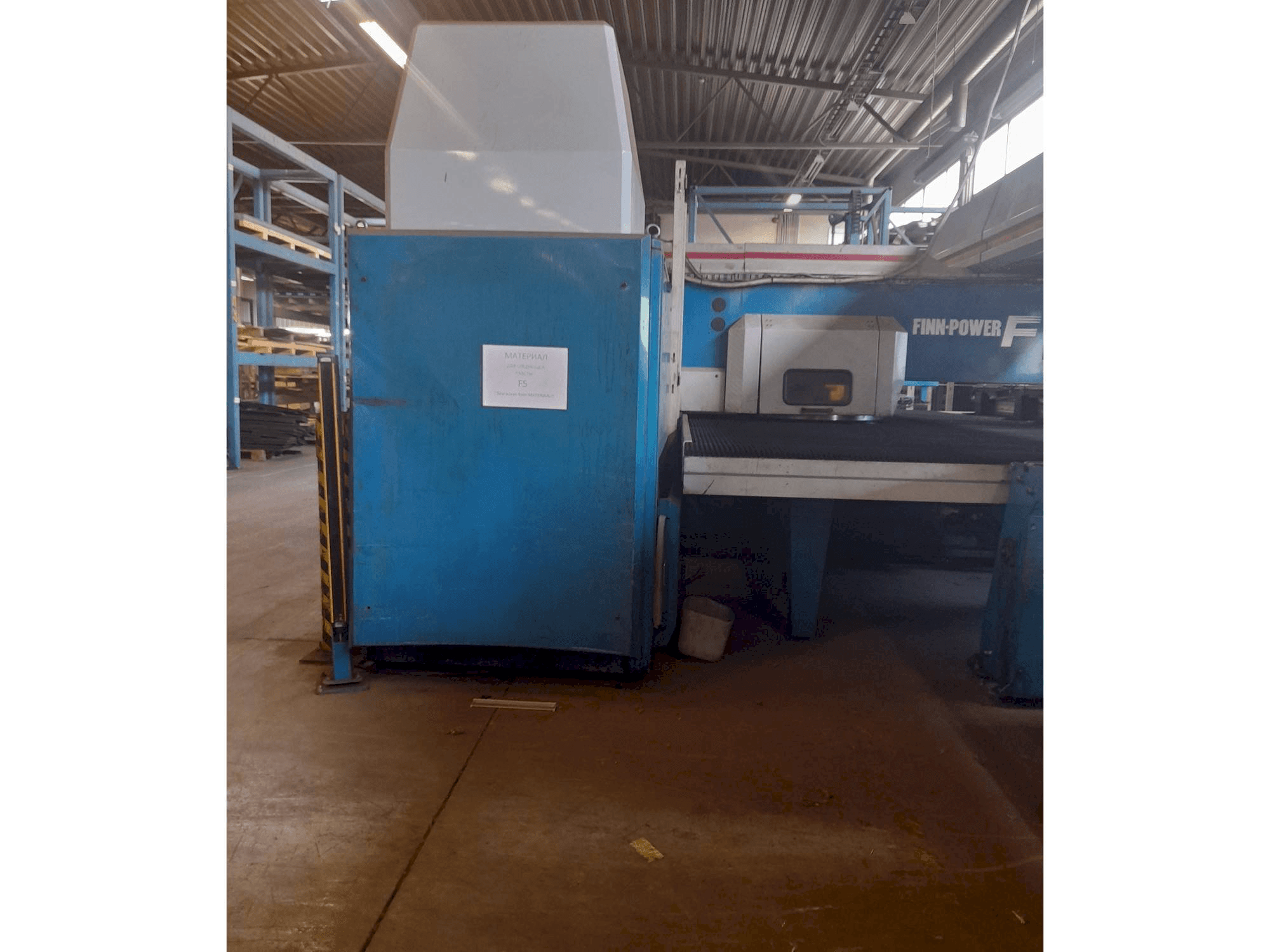 Čelní pohled na Finn-Power stroj