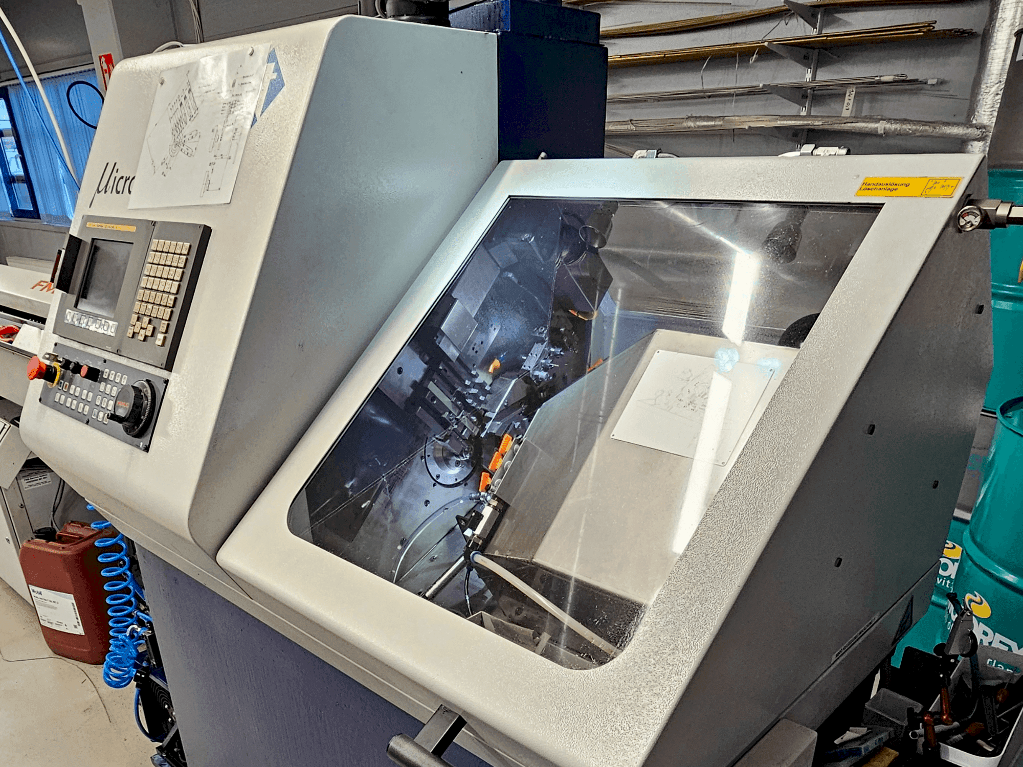 Čelní pohled na TORNOS Micro 8 stroj