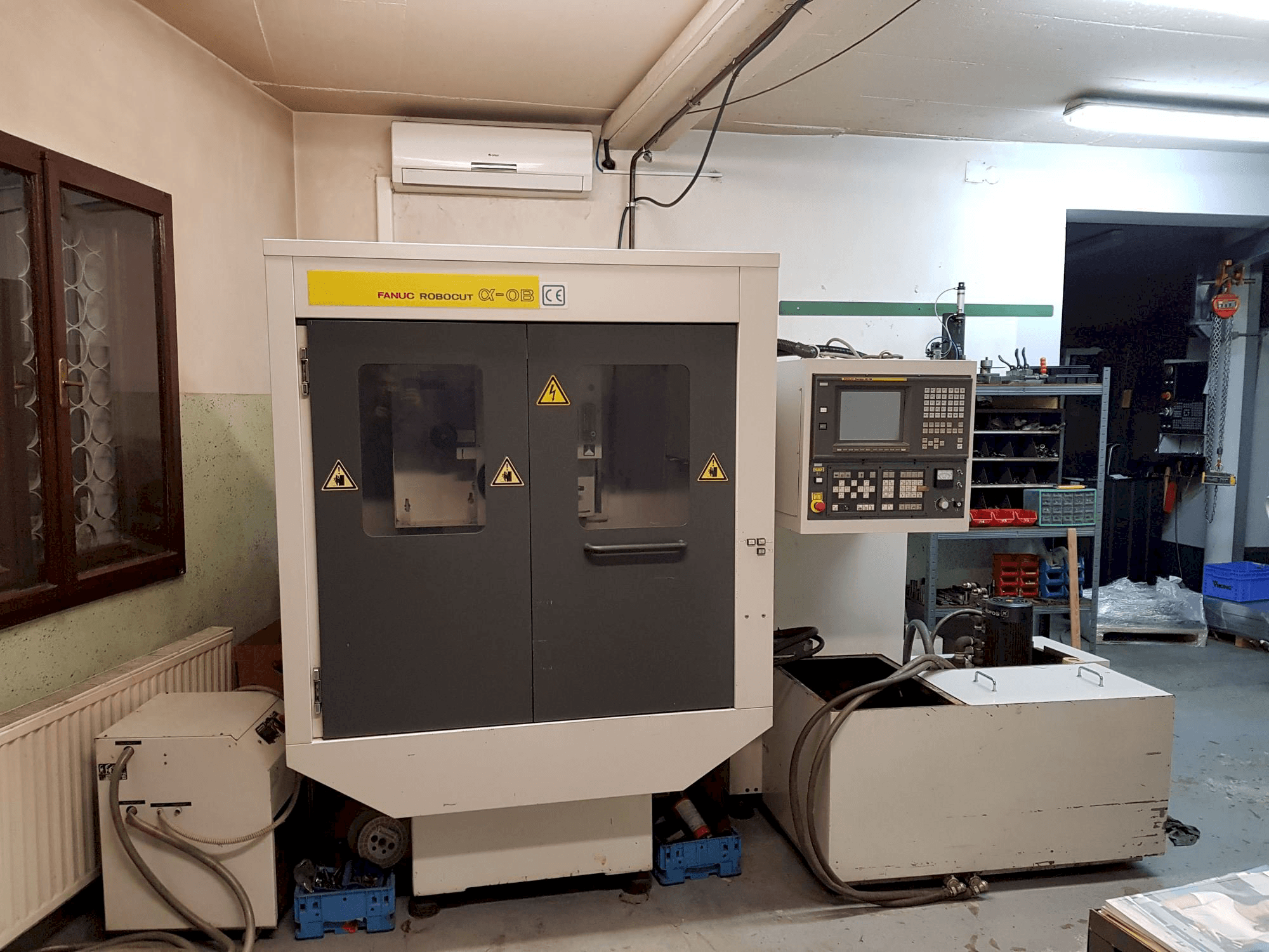 Čelní pohled na FANUC Robocut ALPHA- 0B stroj
