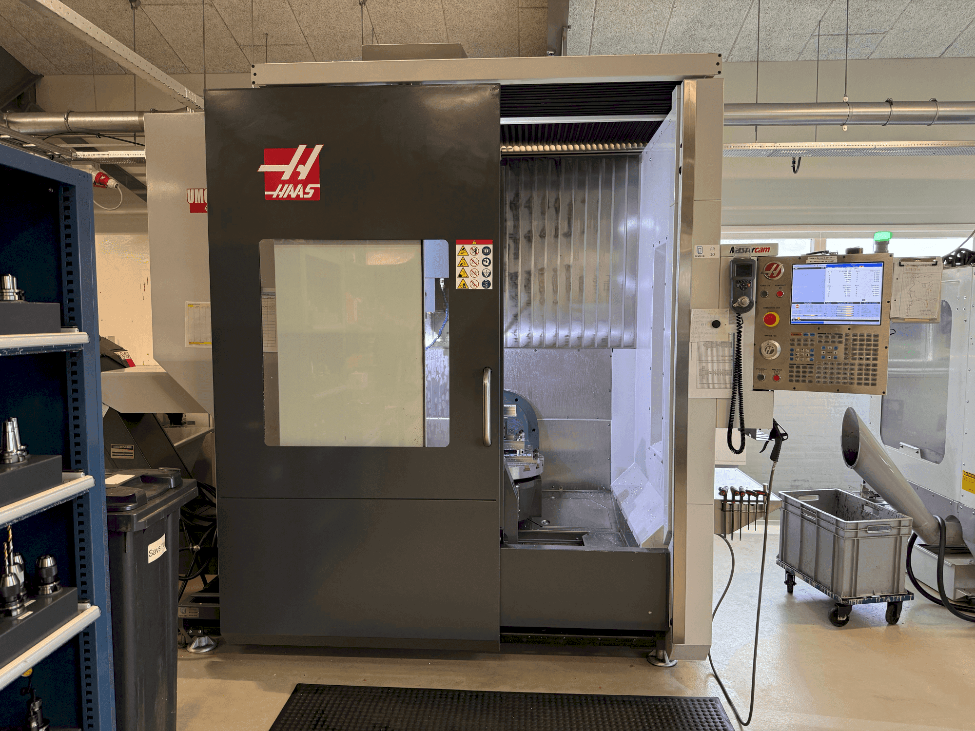 Čelní pohled na HAAS UMC-750 stroj