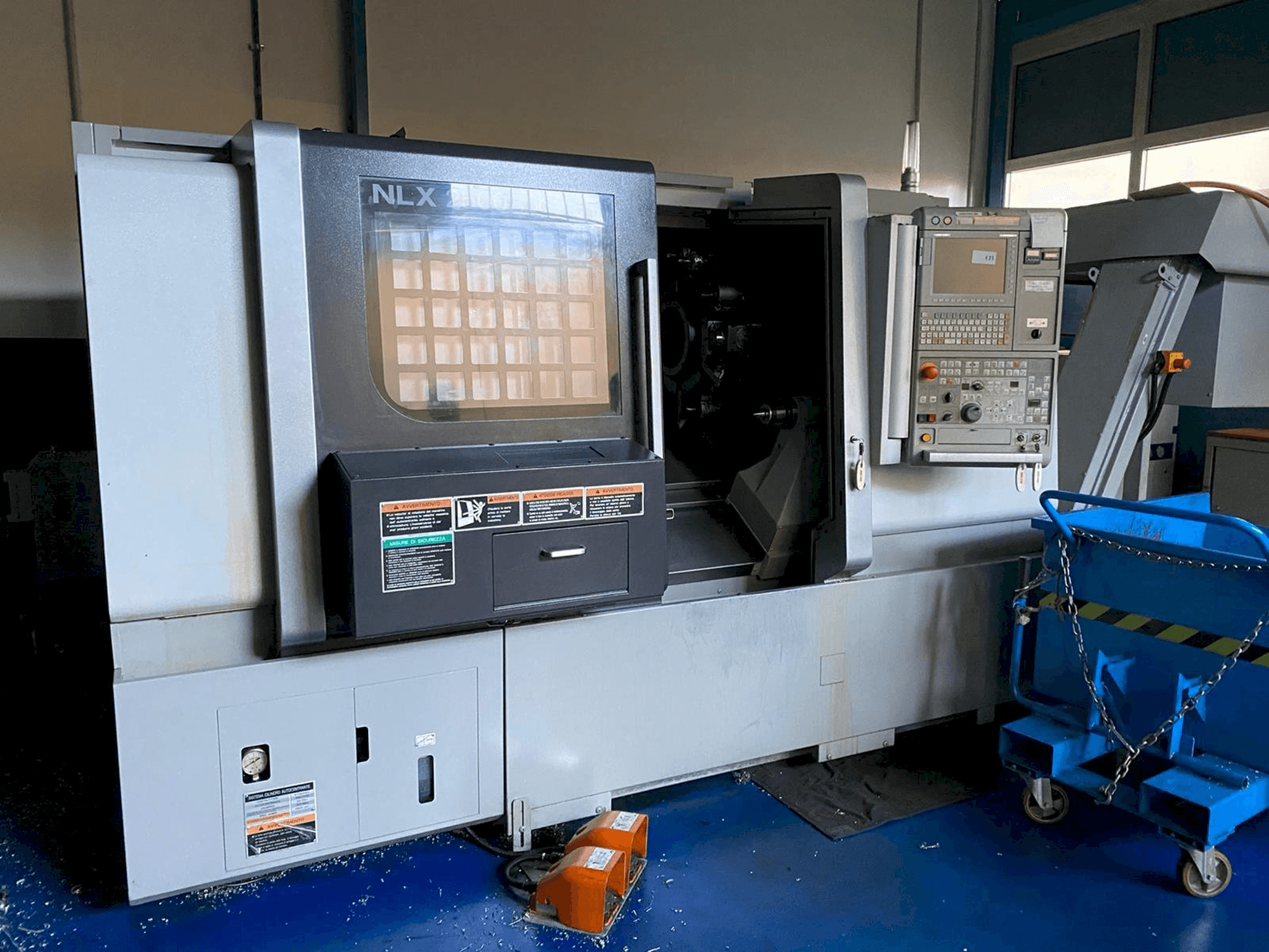 Čelní pohled na MORI SEIKI NLX 2500/MC700 stroj