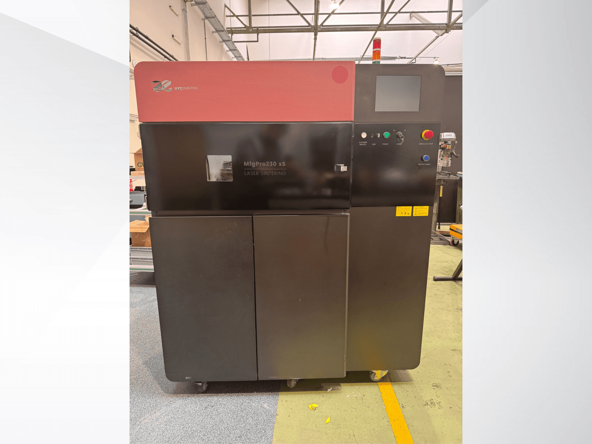 Plastová 3D tiskárna XYZprinting MfgPro230 xS v čelním pohledu, s ovládacím panelem a výstražnými kontrolkami.