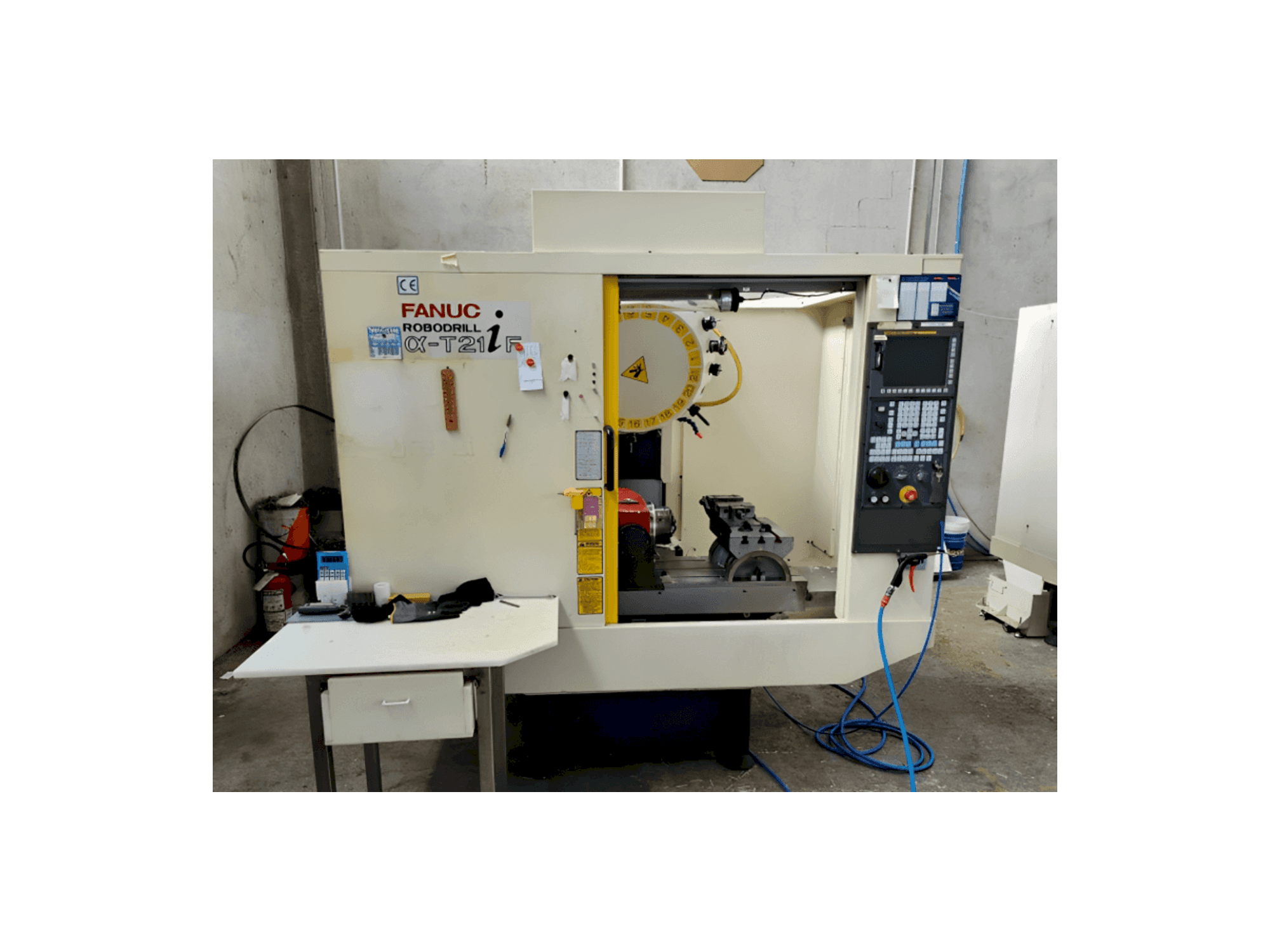 Čelní pohled na FANUC Robodrill Alpha T21iF stroj