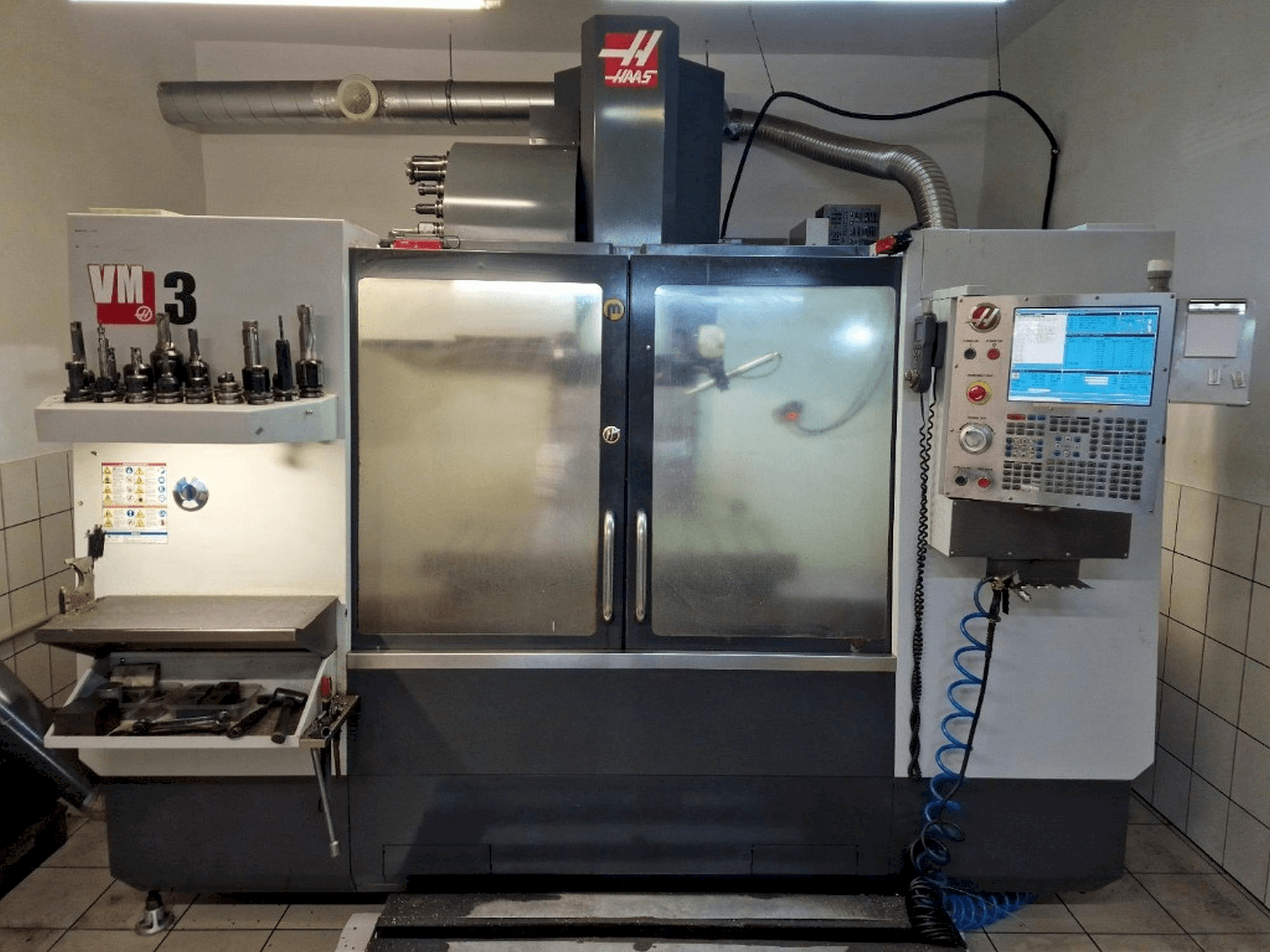 Čelní pohled na HAAS VM-3 stroj
