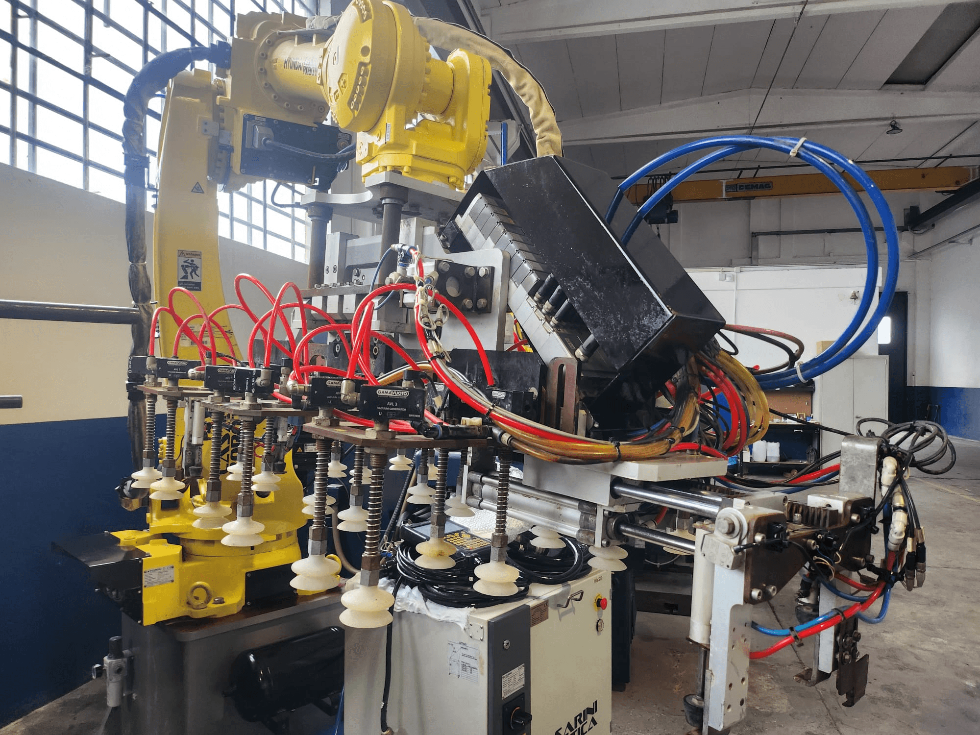 Robotické rameno Hyundai Hi 5a-S z čelního pohledu, s mnoha hadicemi, ovládacími prvky a složitým uspořádáním kabelů.