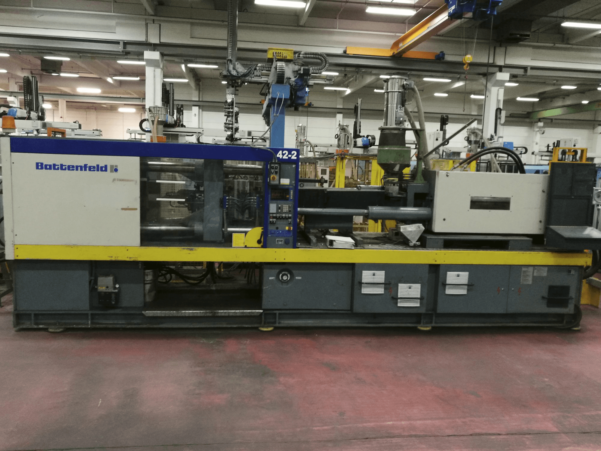 Čelní pohled na Battenfeld BKT 2500/1400 stroj