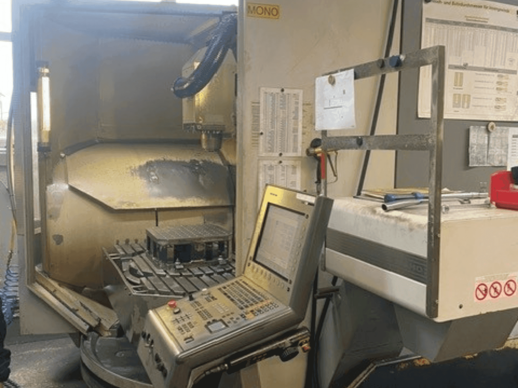 Čelní pohled na DECKEL MAHO DMU 80 monoBLOCK simultan stroj