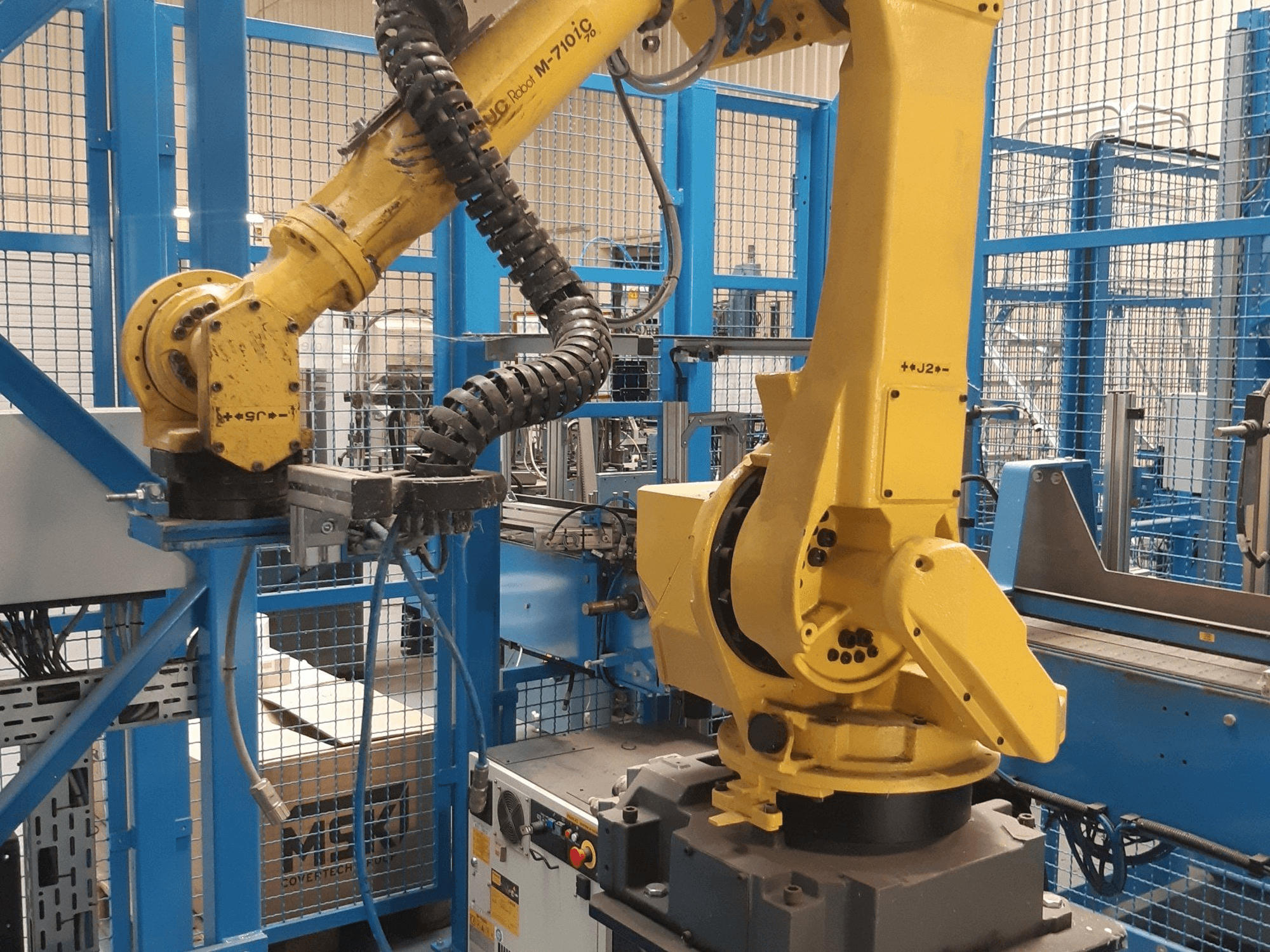 Čelní pohled na FANUC M-710iC (2015) stroj