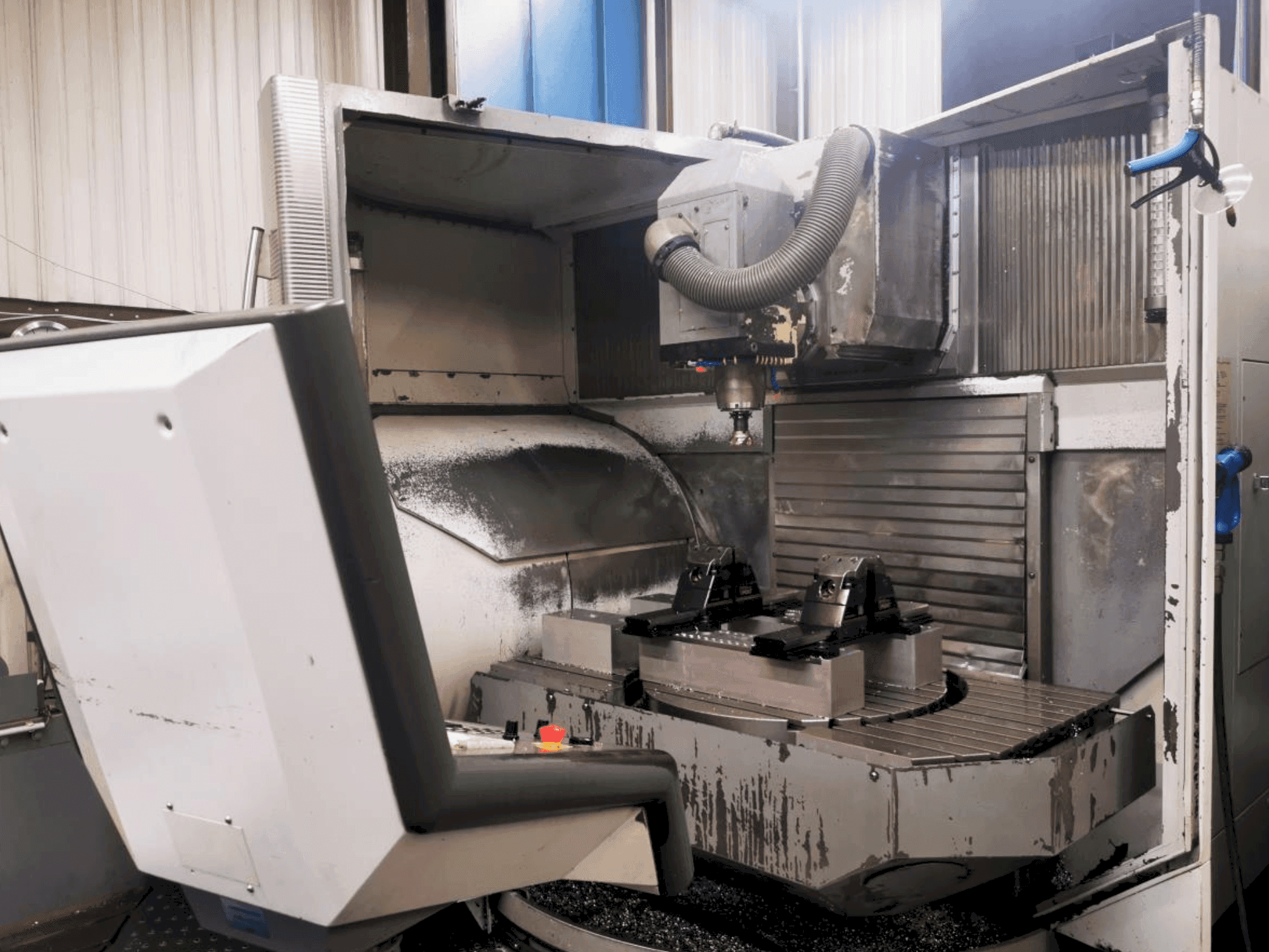 Pracovní prostor na DECKEL MAHO DMU 100T stroje