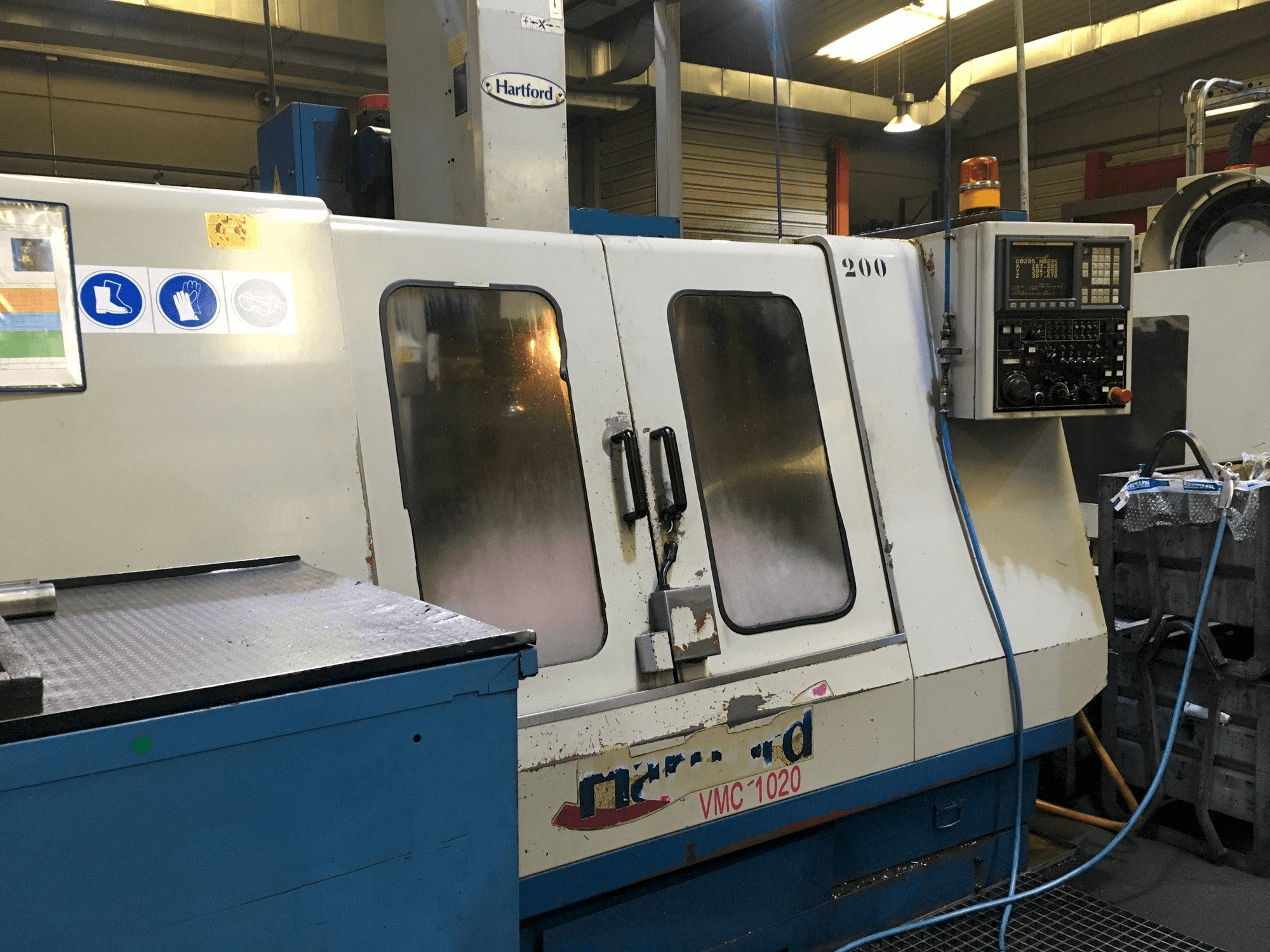 Čelní pohled na Hartford VMC-1020S stroj