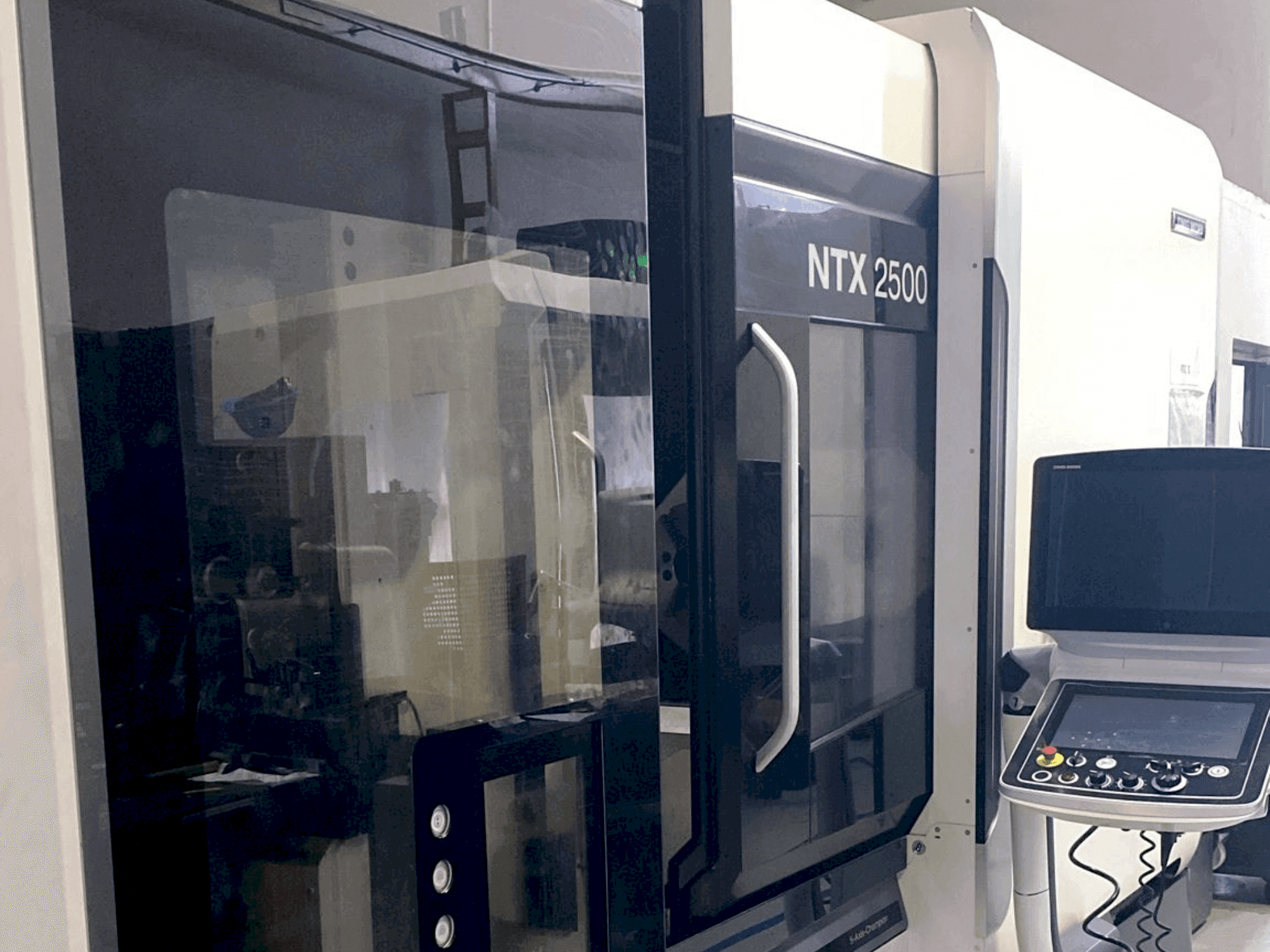 Čelní pohled na DMG MORI NTX2500 / 1500 stroj