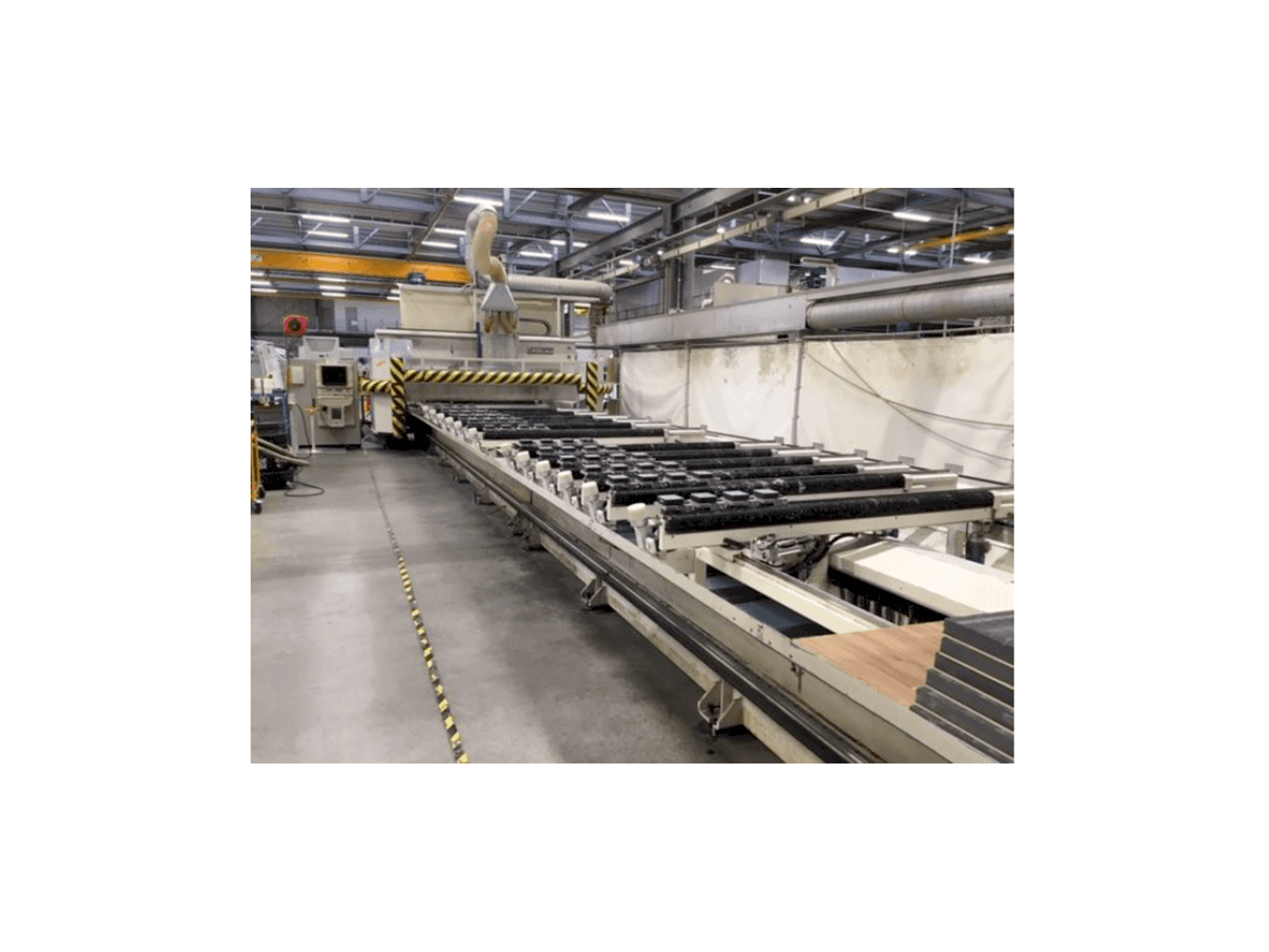 Levý boční pohled na Uniteam 5 achs stroj