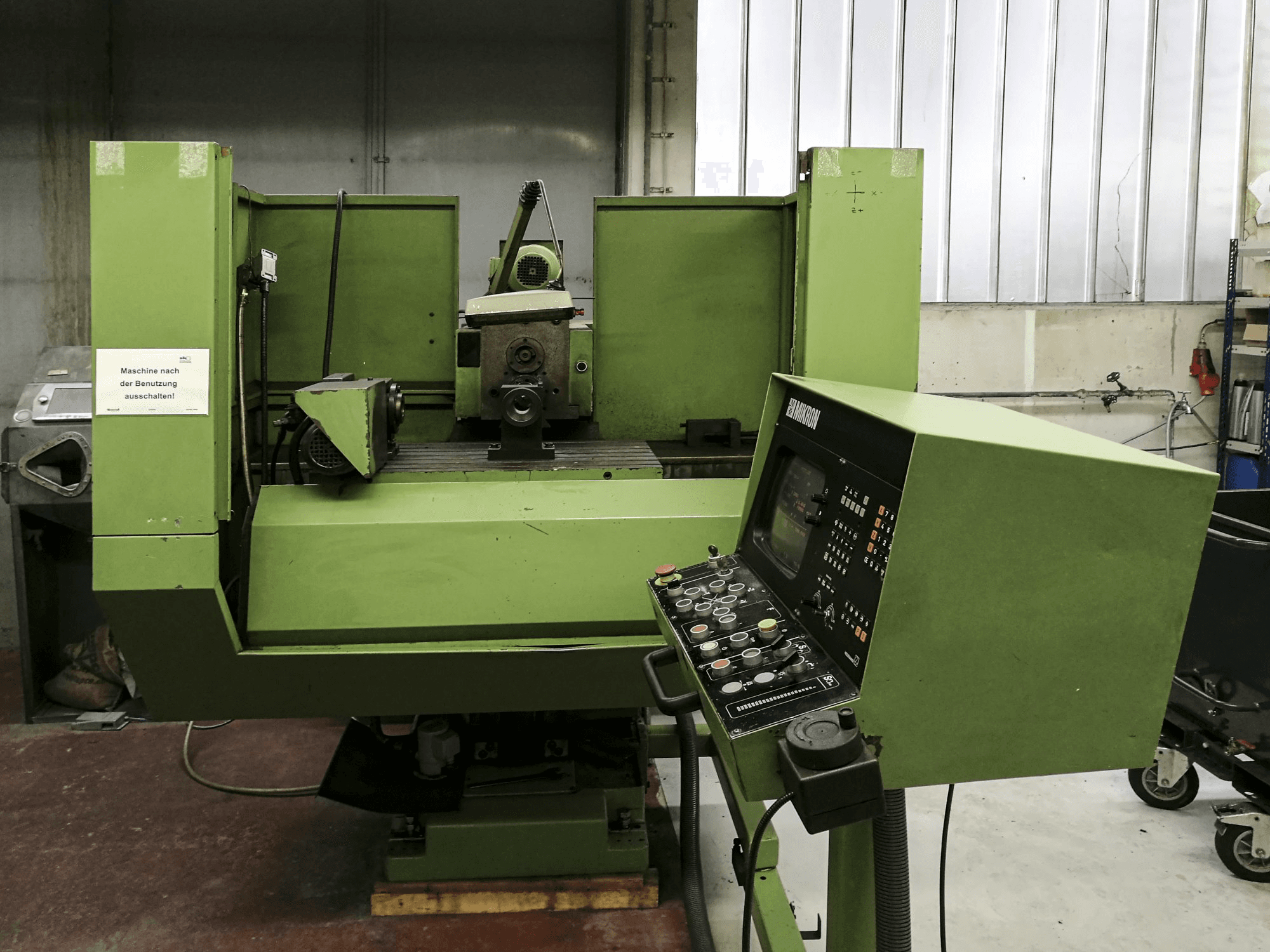 Čelní pohled na Mikron WF-31 D stroj