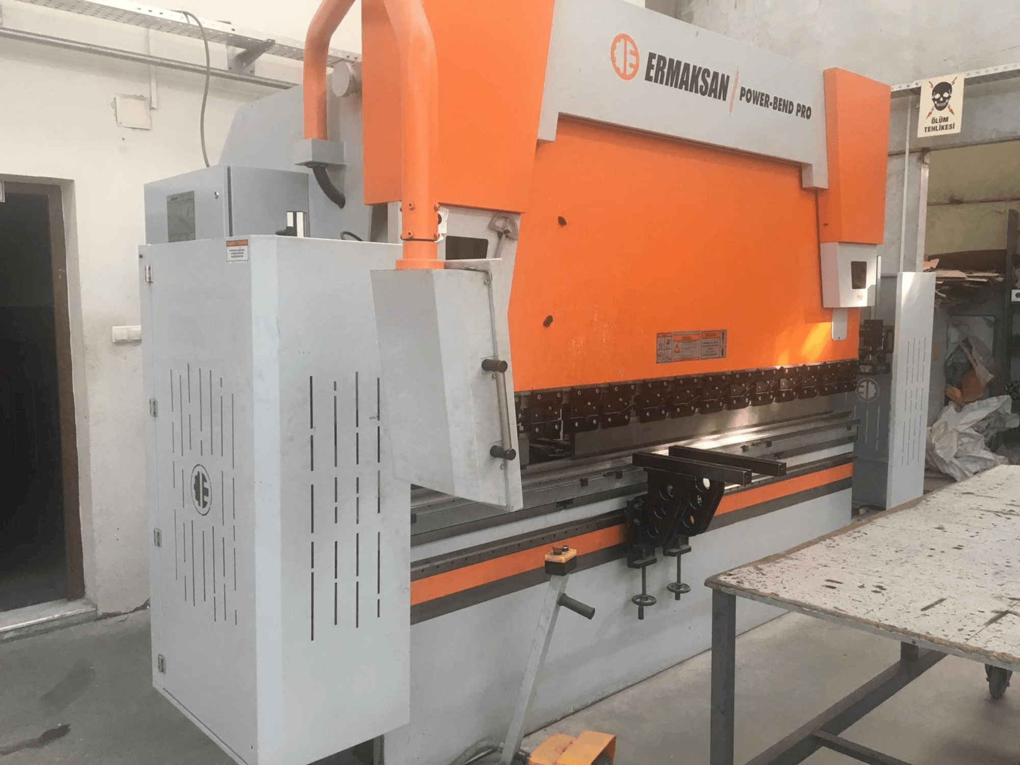 Čelní pohled na ERMAKSAN Power-Bend Pro 3100x135 stroj